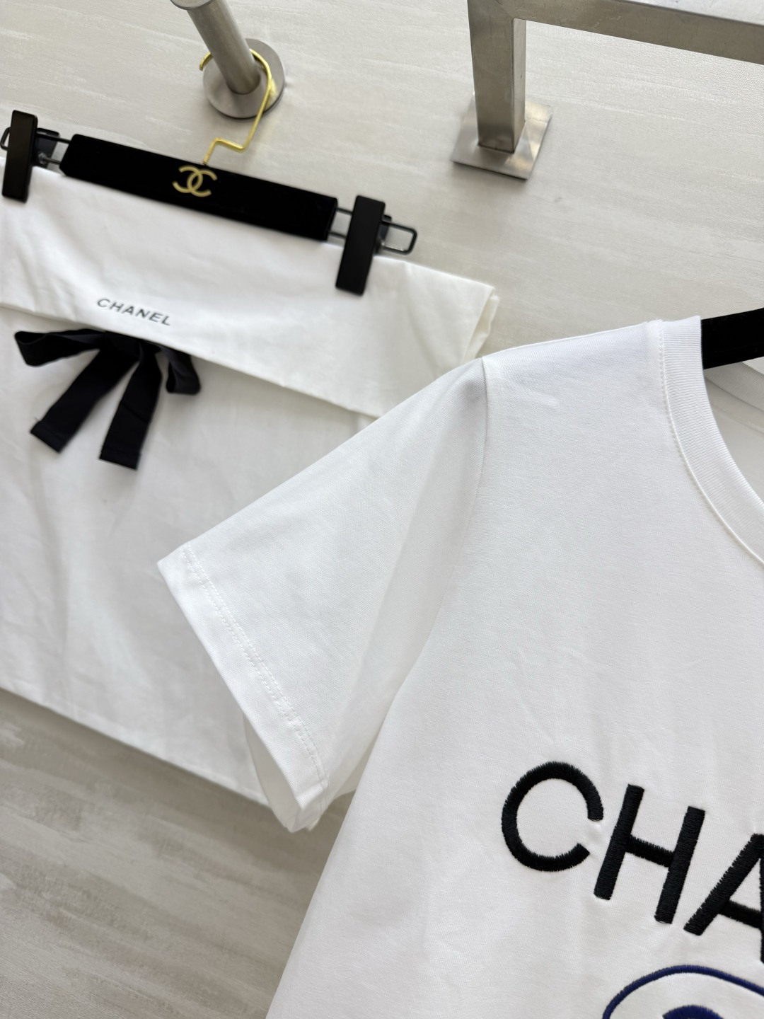 #Chane♡²⁶中古系列 字母logo刺绣🪡限定白T | 永恒经典款 标志性logo字母 双C椭圆标每