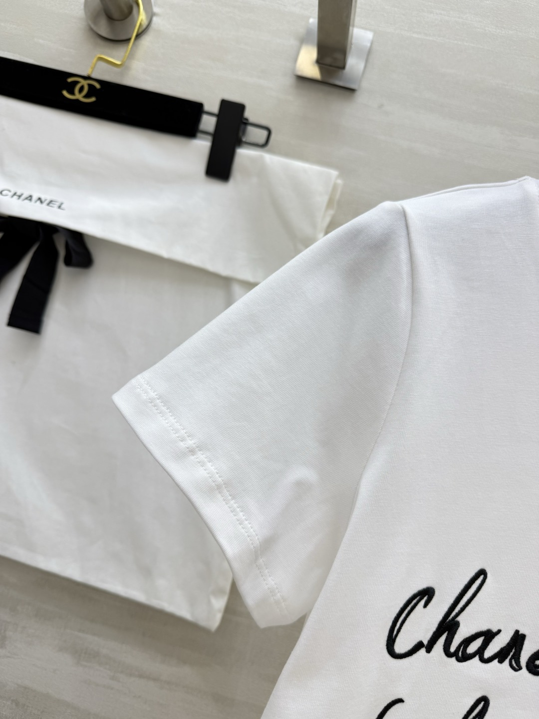 #Chane♡²⁶ 中古系列forever | 复古刺绣白T 法式浪漫穿在身上的神仙白T！经典红双C 手