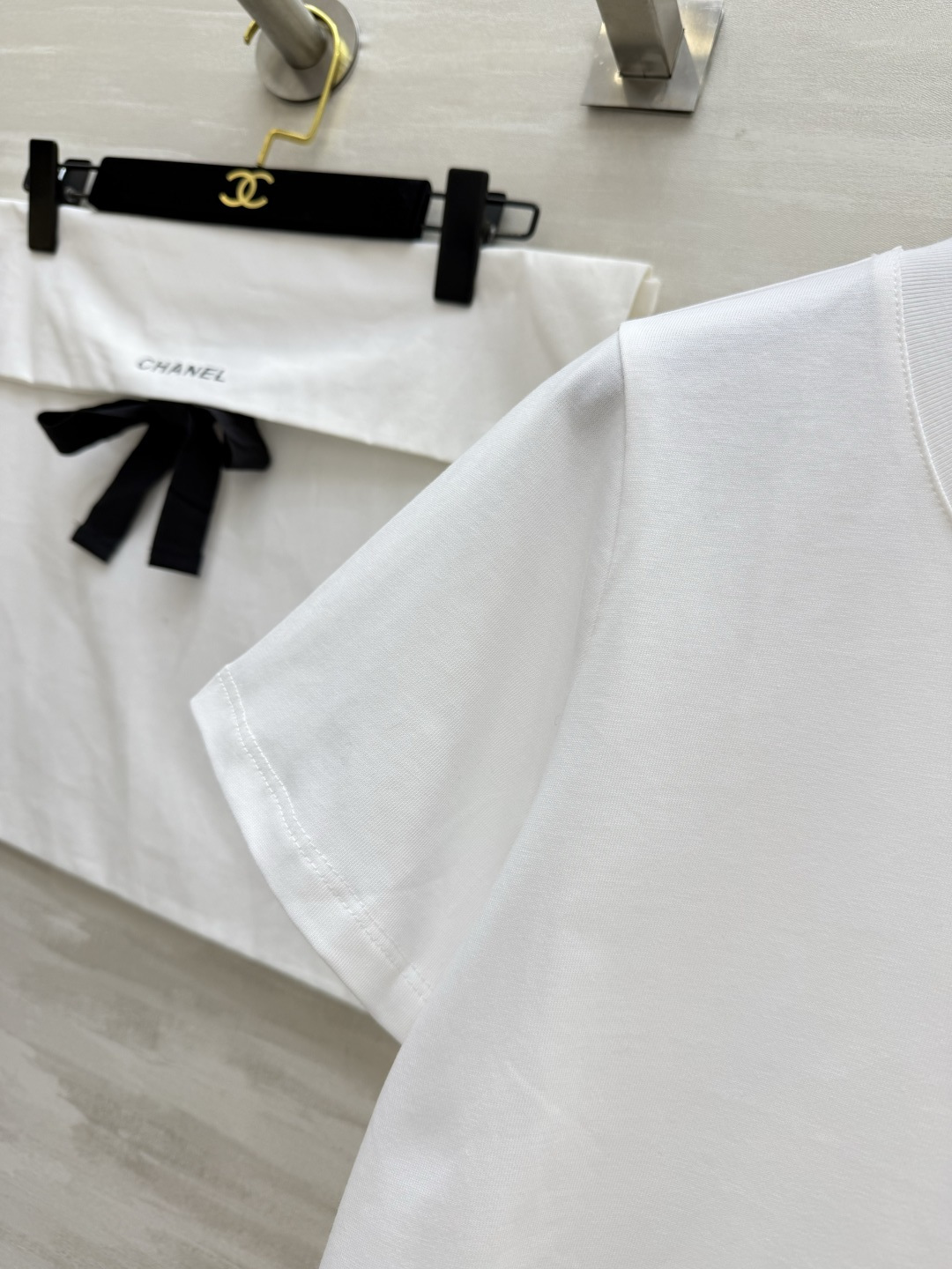 #Chane♡²⁶中古系列 极简双C白T 以白为底 以细节为魂！胸前双C刺绣打破基础款单调 法式慵懒感拉