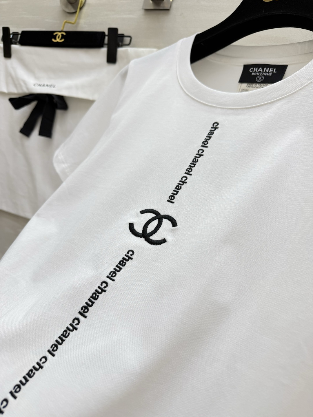 #Chane♡²⁶中古系列 极简双C白T 以白为底 以细节为魂！胸前双C刺绣打破基础款单调 法式慵懒感拉
