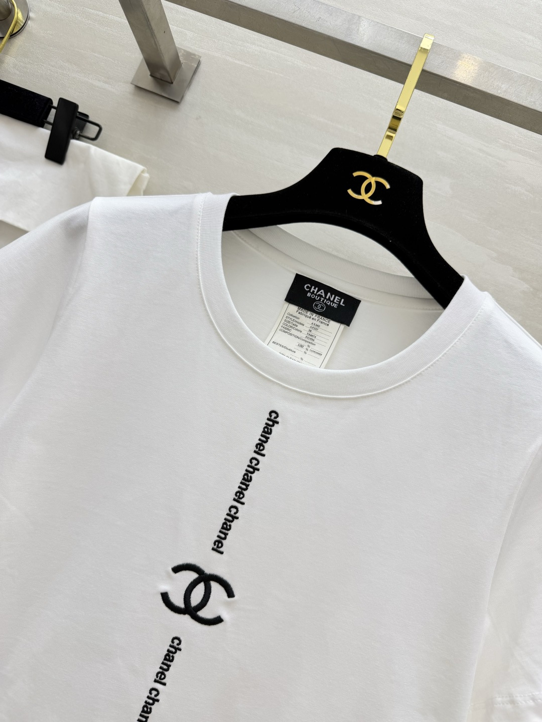 #Chane♡²⁶中古系列 极简双C白T 以白为底 以细节为魂！胸前双C刺绣打破基础款单调 法式慵懒感拉