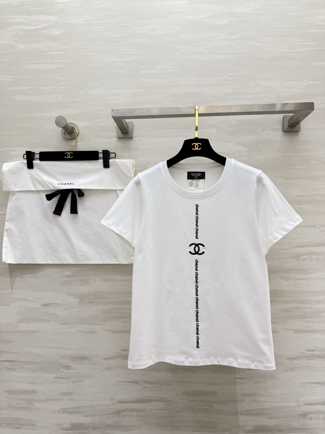 #Chane♡²⁶中古系列 极简双C白T 以白为底 以细节为魂！胸前双C刺绣打破基础款单调 法式慵懒感拉