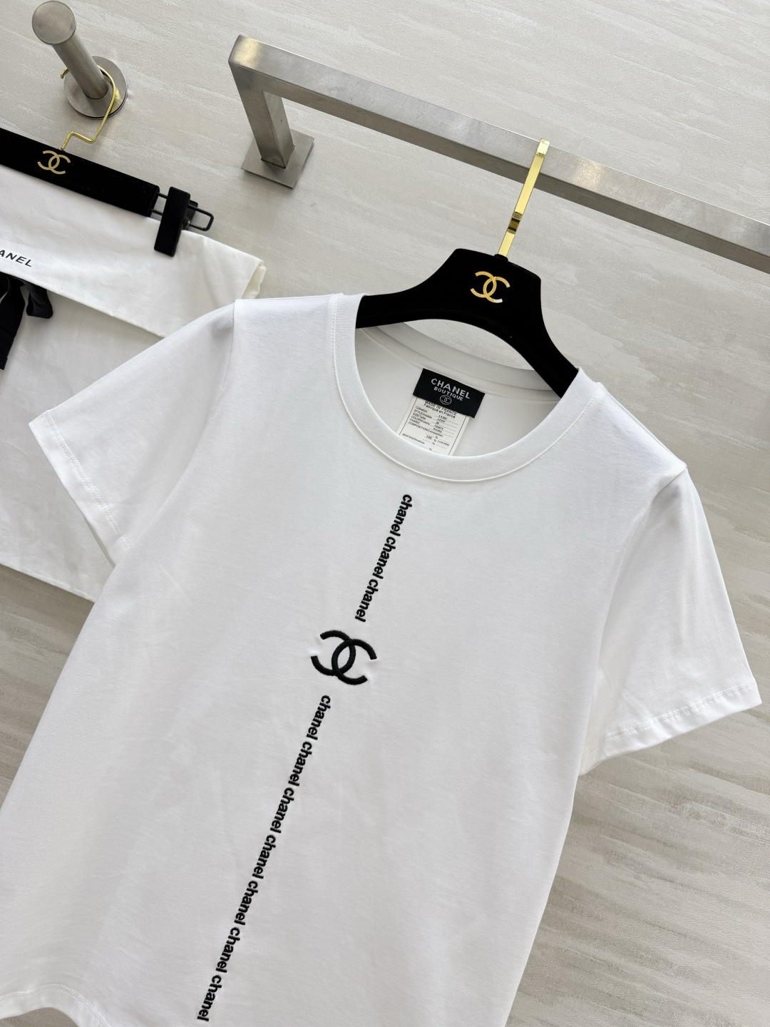 #Chane♡²⁶中古系列 极简双C白T 以白为底 以细节为魂！胸前双C刺绣打破基础款单调 法式慵懒感拉