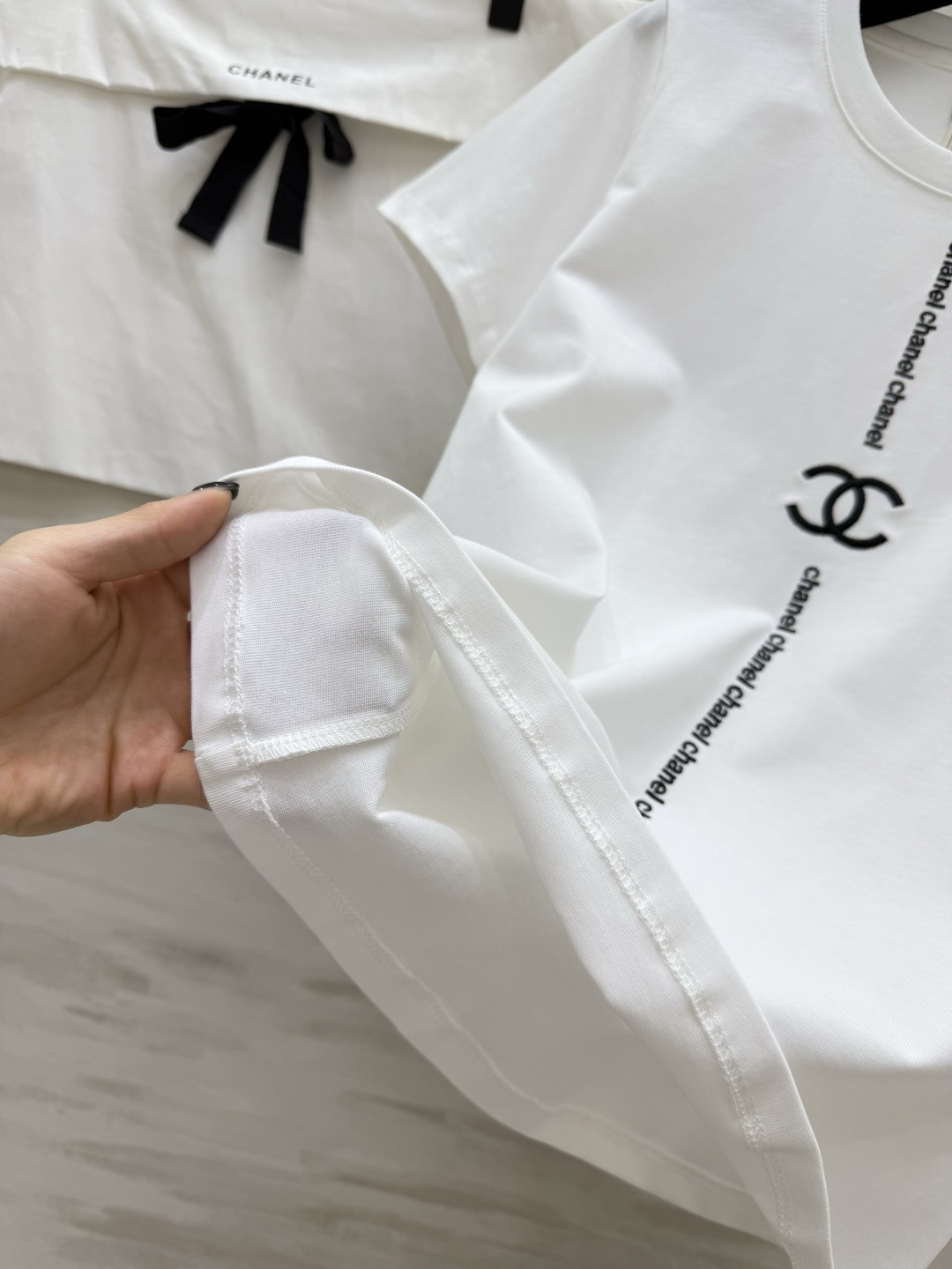 #Chane♡²⁶中古系列 极简双C白T 以白为底 以细节为魂！胸前双C刺绣打破基础款单调 法式慵懒感拉