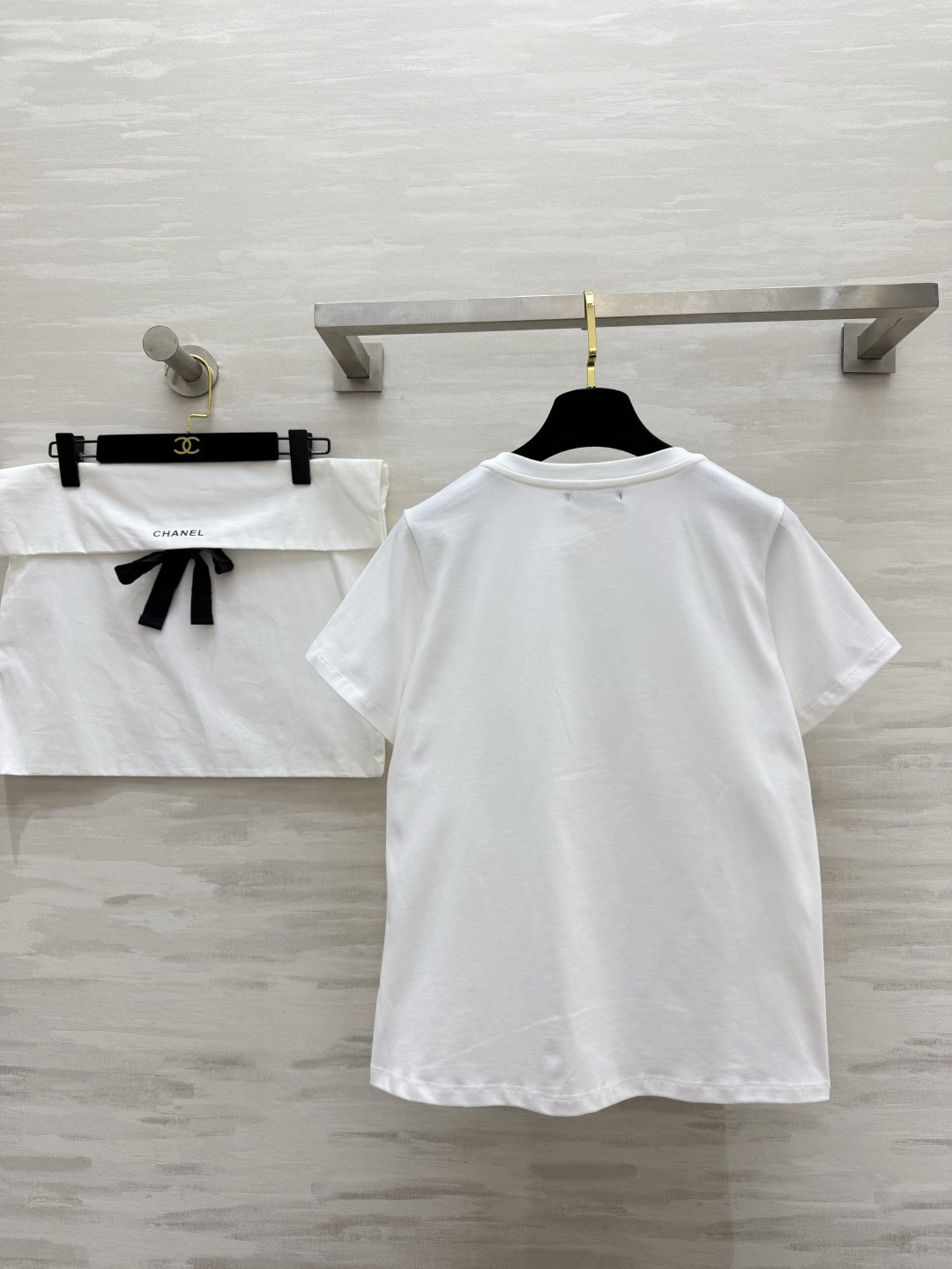 #Chane♡²⁶中古系列 极简双C白T 以白为底 以细节为魂！胸前双C刺绣打破基础款单调 法式慵懒感拉