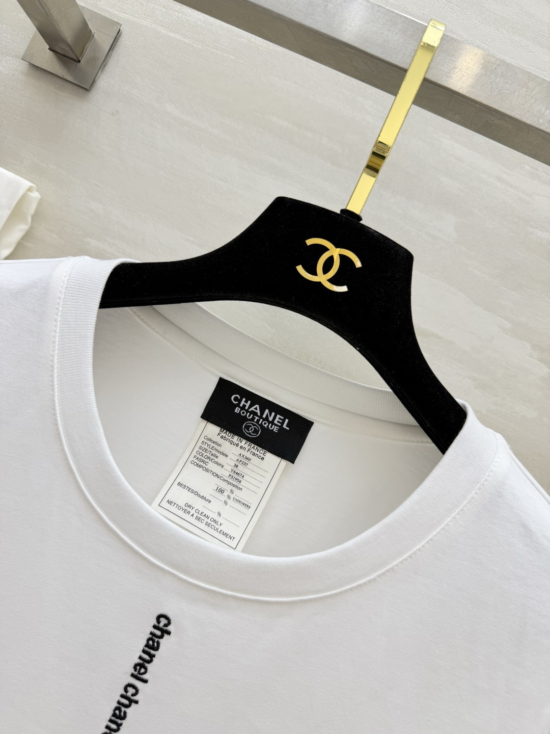 #Chane♡²⁶中古系列 极简双C白T 以白为底 以细节为魂！胸前双C刺绣打破基础款单调 法式慵懒感拉