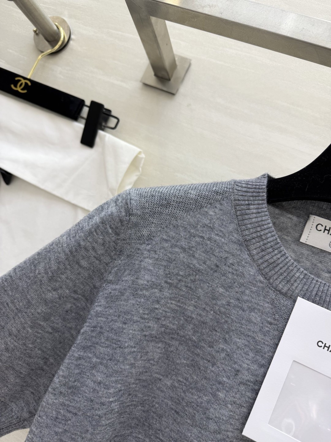#Chane♡²⁶灰色针织短袖｜把低调贵气穿在身上！高级雾灰色调，自带清冷松弛感细腻羊毛针织，亲肤透气不