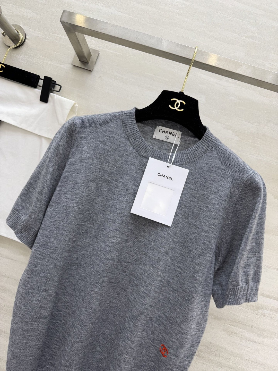 #Chane♡²⁶灰色针织短袖｜把低调贵气穿在身上！高级雾灰色调，自带清冷松弛感细腻羊毛针织，亲肤透气不