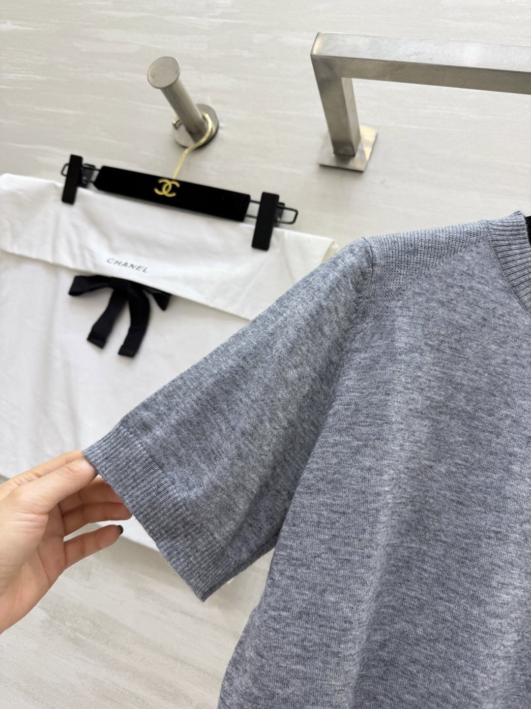 #Chane♡²⁶灰色针织短袖｜把低调贵气穿在身上！高级雾灰色调，自带清冷松弛感细腻羊毛针织，亲肤透气不