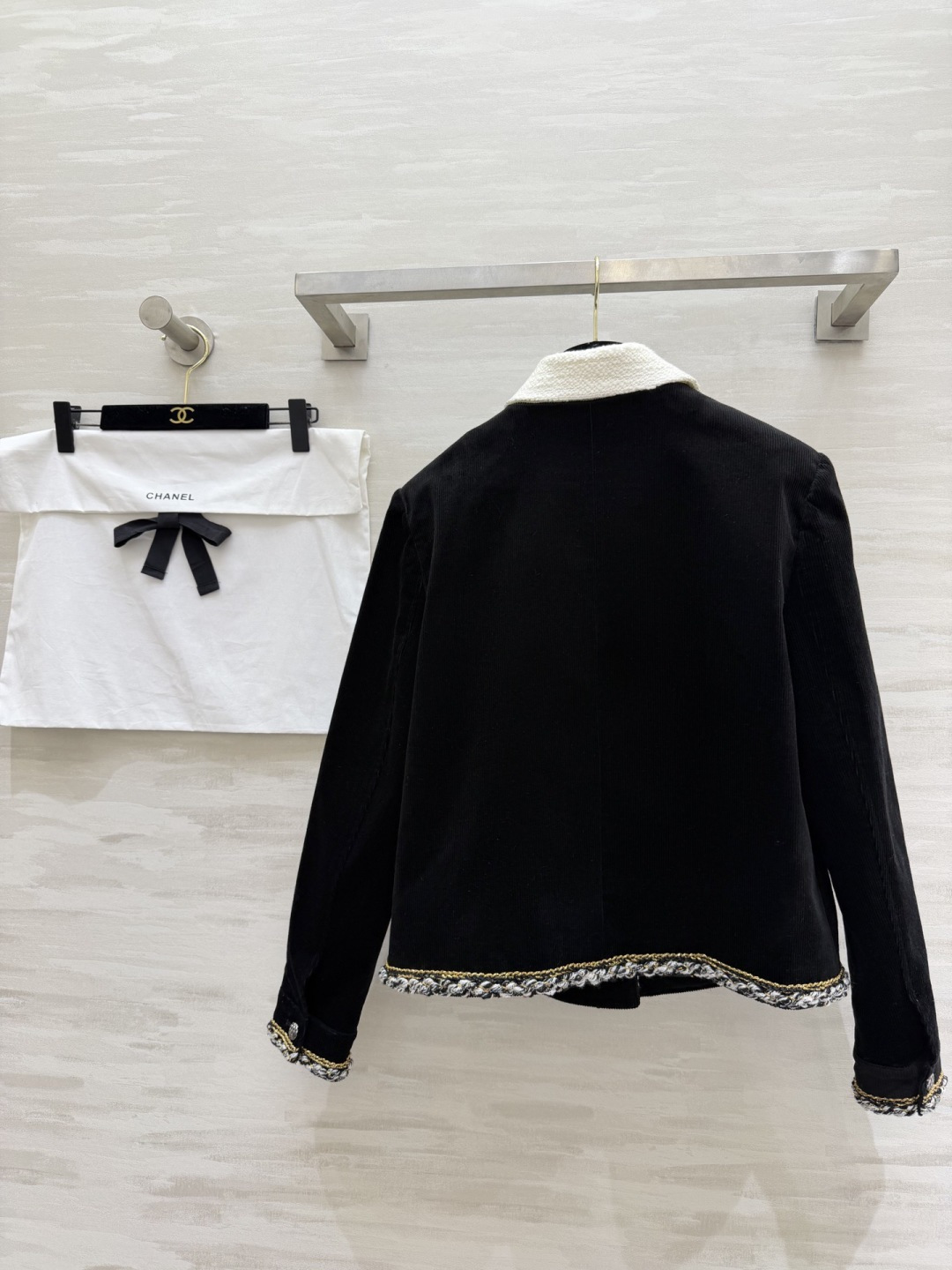 #CHANE♡²⁶新款 黑色灯芯绒外套 把复古酷感穿在身上 白色编织翻领 混色毛边包边 撞色又精致 立体
