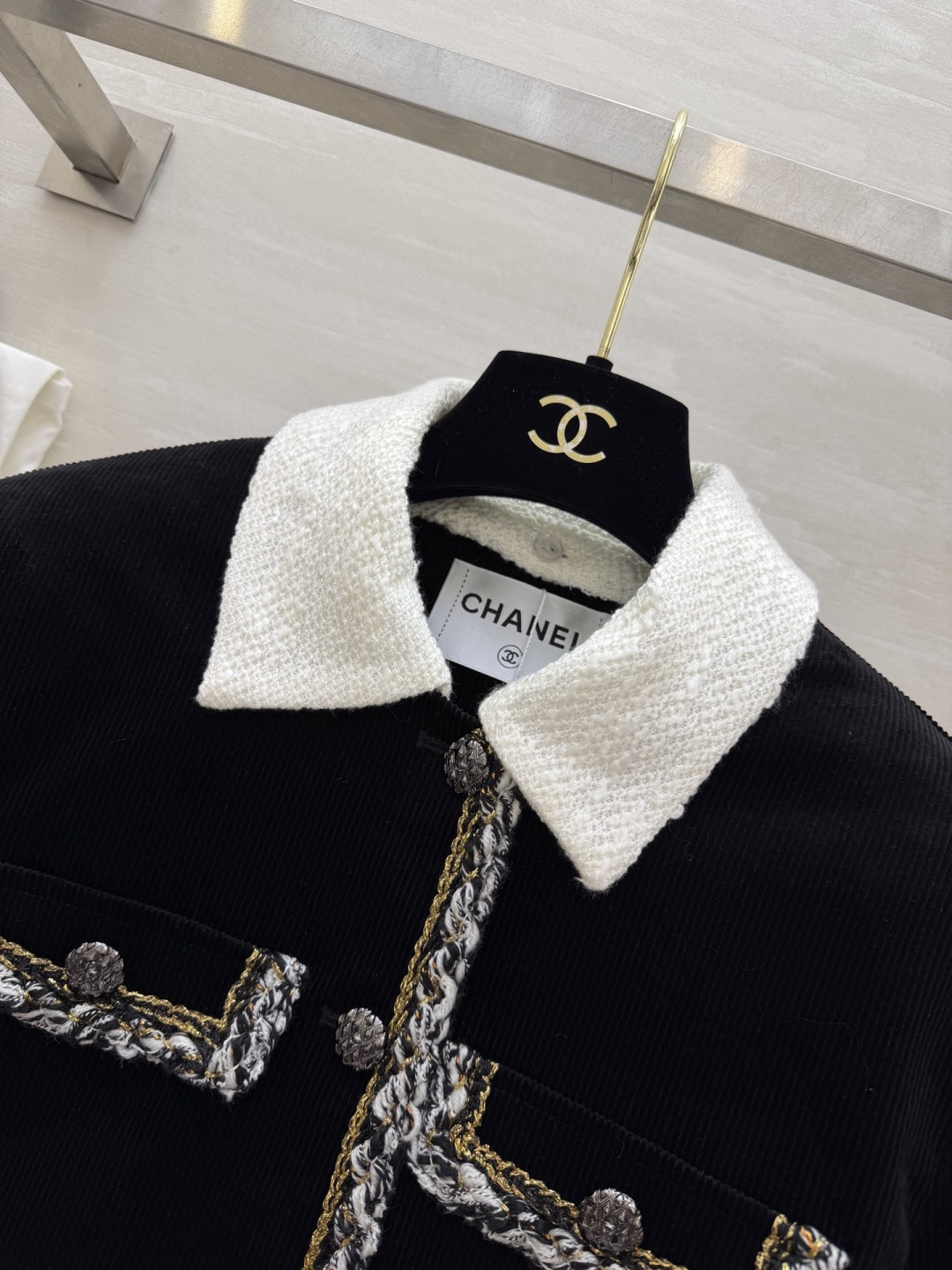 #CHANE♡²⁶新款 黑色灯芯绒外套 把复古酷感穿在身上 白色编织翻领 混色毛边包边 撞色又精致 立体