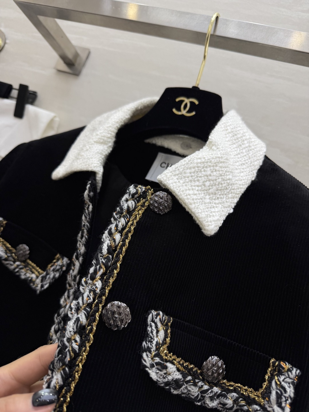 #CHANE♡²⁶新款 黑色灯芯绒外套 把复古酷感穿在身上 白色编织翻领 混色毛边包边 撞色又精致 立体