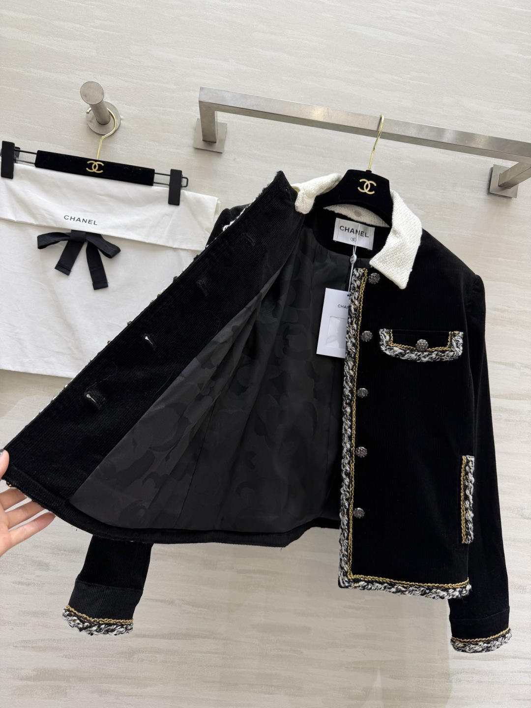 #CHANE♡²⁶新款 黑色灯芯绒外套 把复古酷感穿在身上 白色编织翻领 混色毛边包边 撞色又精致 立体