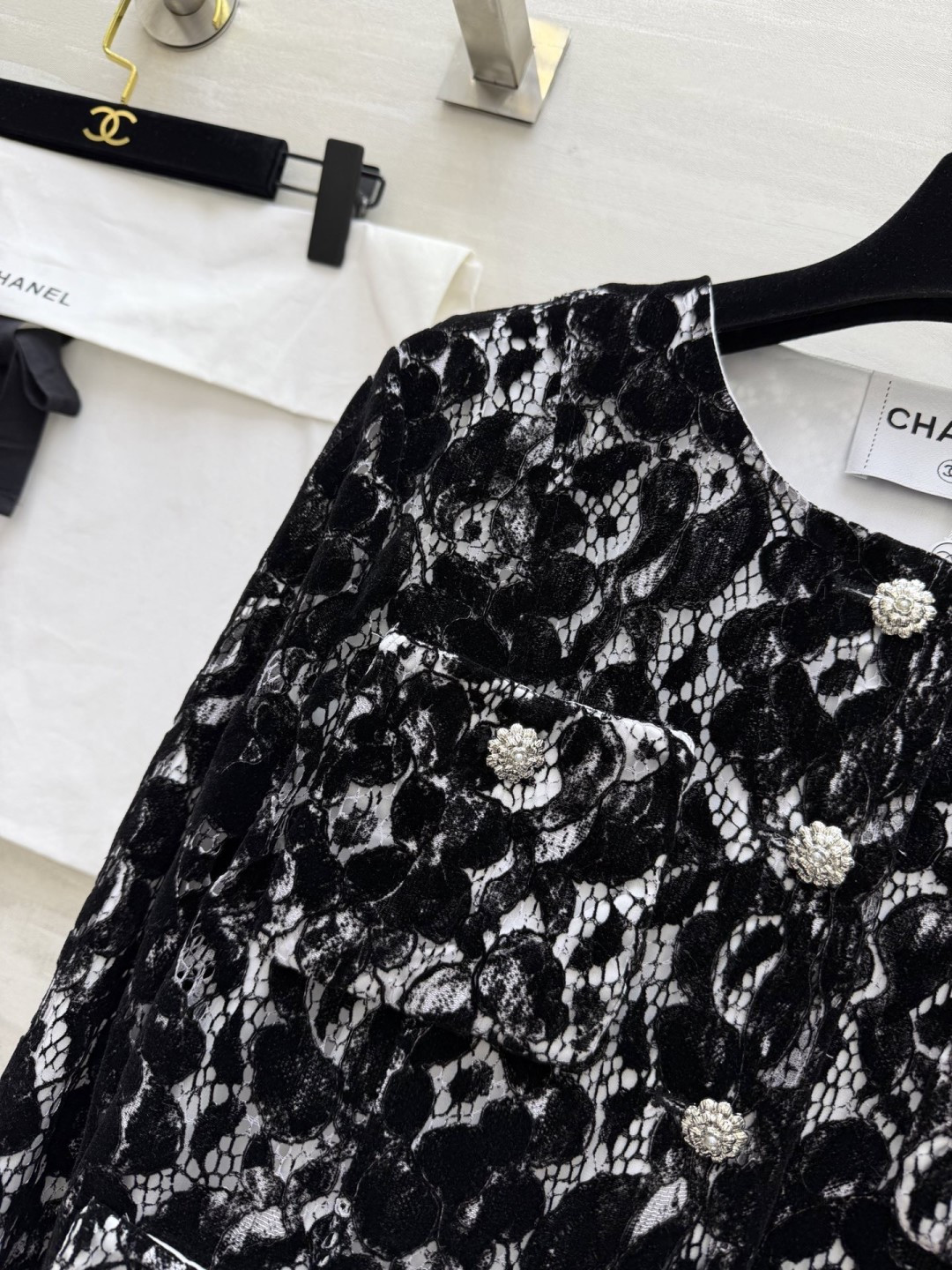 #Chane♡²⁶黑白蕾丝外套 把优雅穿在身上 经典圆领 四口袋设计 自带富家千金滤镜 立体植绒蕾丝肌理