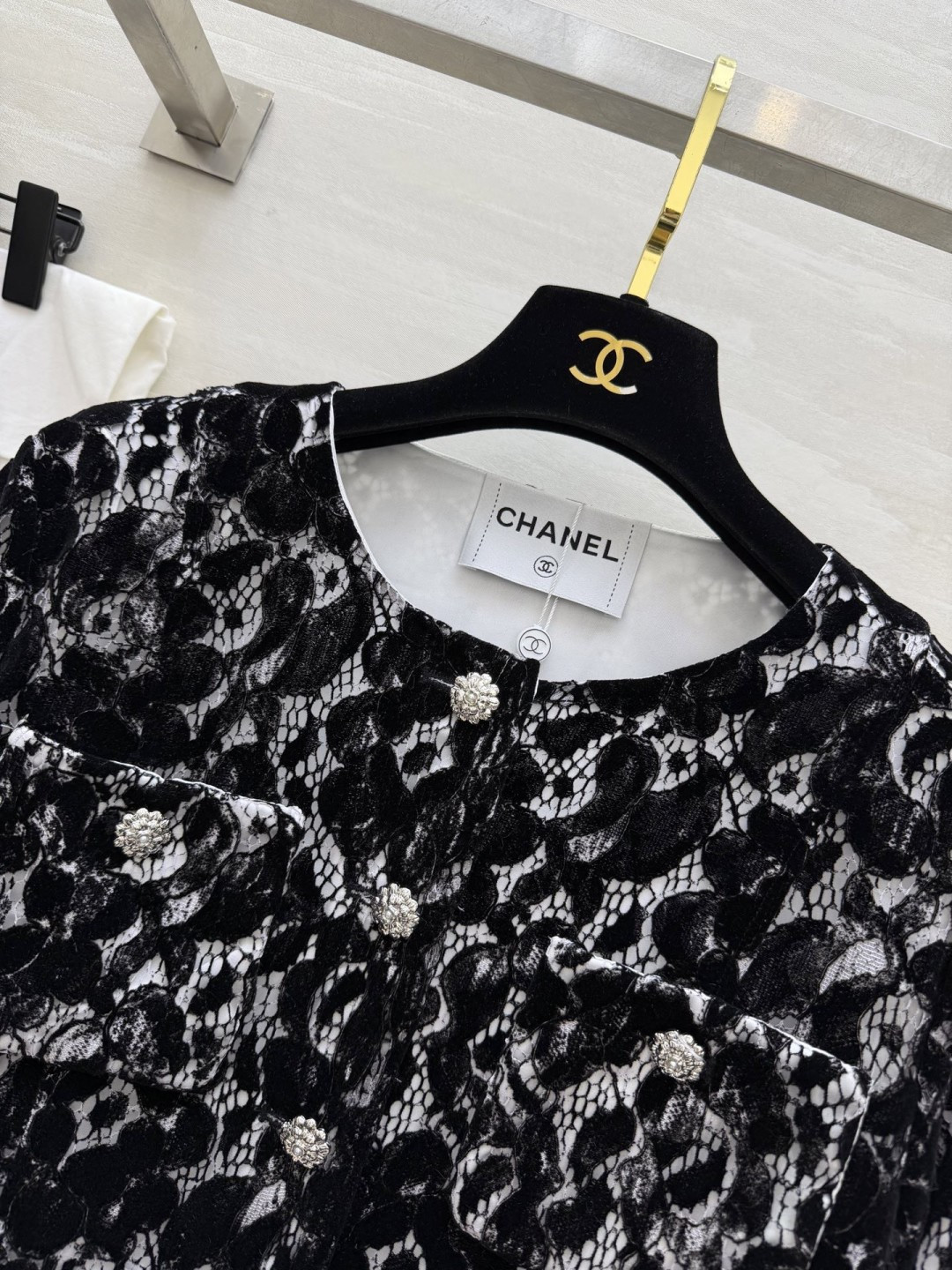 #Chane♡²⁶黑白蕾丝外套 把优雅穿在身上 经典圆领 四口袋设计 自带富家千金滤镜 立体植绒蕾丝肌理