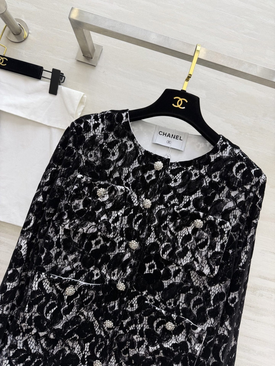 #Chane♡²⁶黑白蕾丝外套 把优雅穿在身上 经典圆领 四口袋设计 自带富家千金滤镜 立体植绒蕾丝肌理