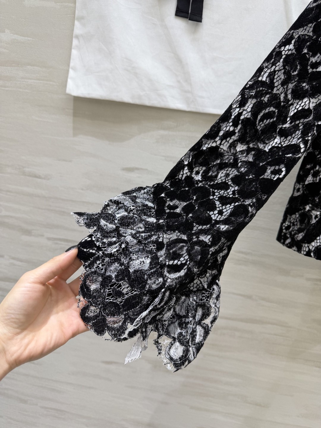 #Chane♡²⁶黑白蕾丝外套 把优雅穿在身上 经典圆领 四口袋设计 自带富家千金滤镜 立体植绒蕾丝肌理