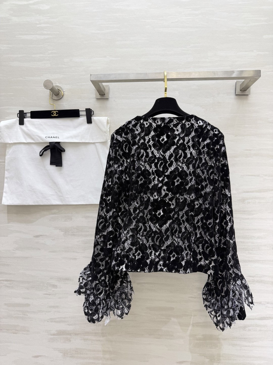 #Chane♡²⁶黑白蕾丝外套 把优雅穿在身上 经典圆领 四口袋设计 自带富家千金滤镜 立体植绒蕾丝肌理