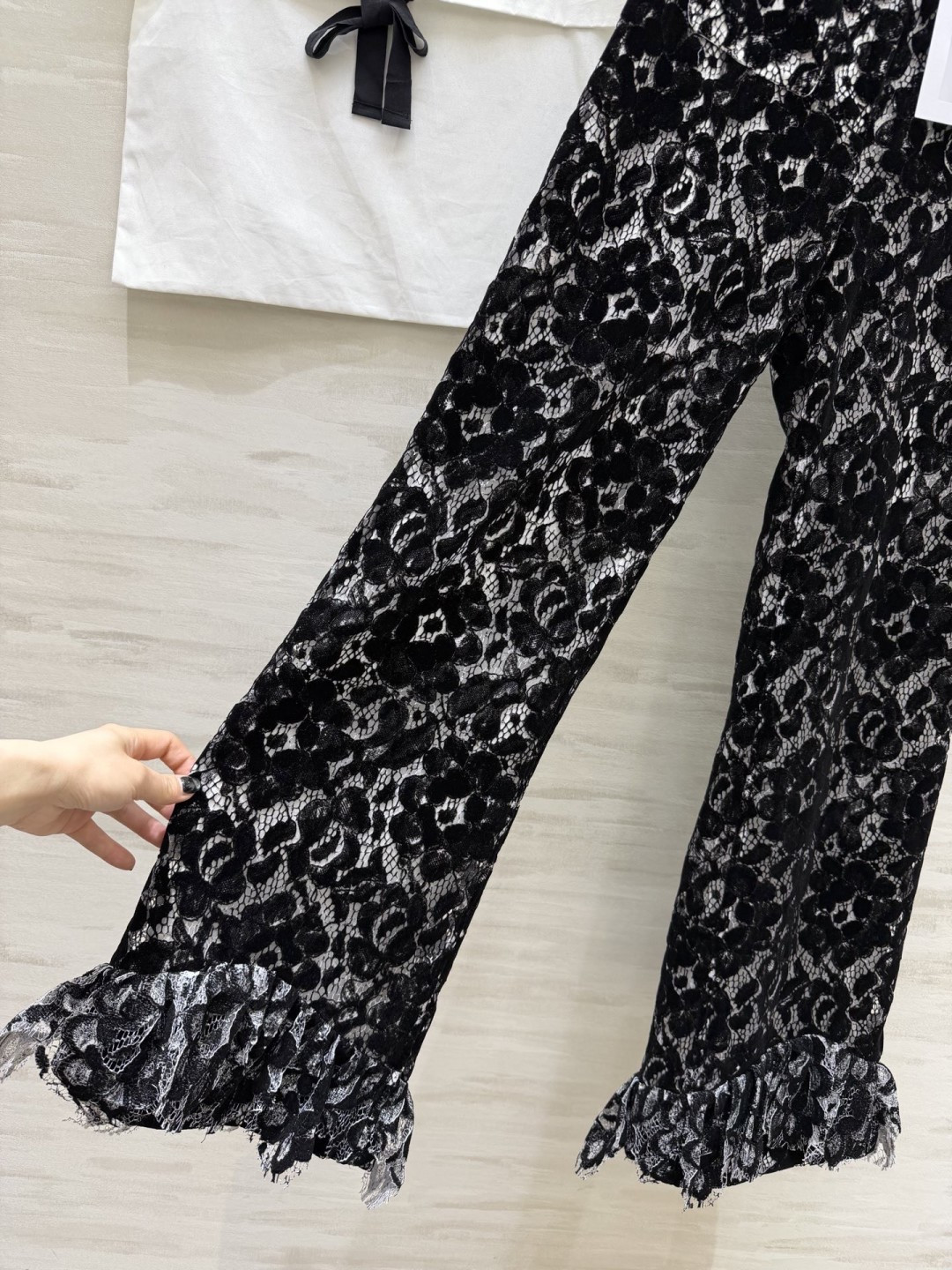 #CHANE♡²⁶黑白蕾丝喇叭裤 植绒蕾丝肌理 高级感满满 高腰微喇剪裁 修饰腿型显高挑 裤脚蕾丝花边 