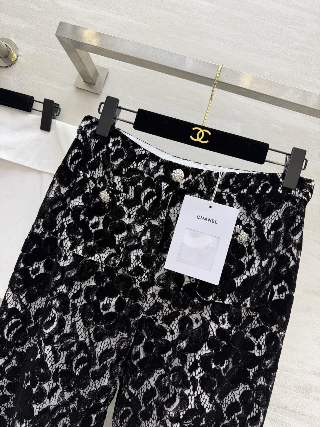 #CHANE♡²⁶黑白蕾丝喇叭裤 植绒蕾丝肌理 高级感满满 高腰微喇剪裁 修饰腿型显高挑 裤脚蕾丝花边 