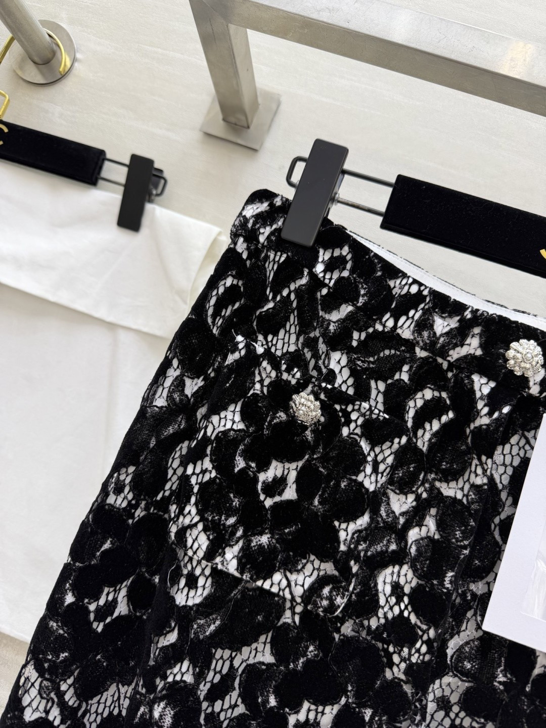 #CHANE♡²⁶黑白蕾丝喇叭裤 植绒蕾丝肌理 高级感满满 高腰微喇剪裁 修饰腿型显高挑 裤脚蕾丝花边 