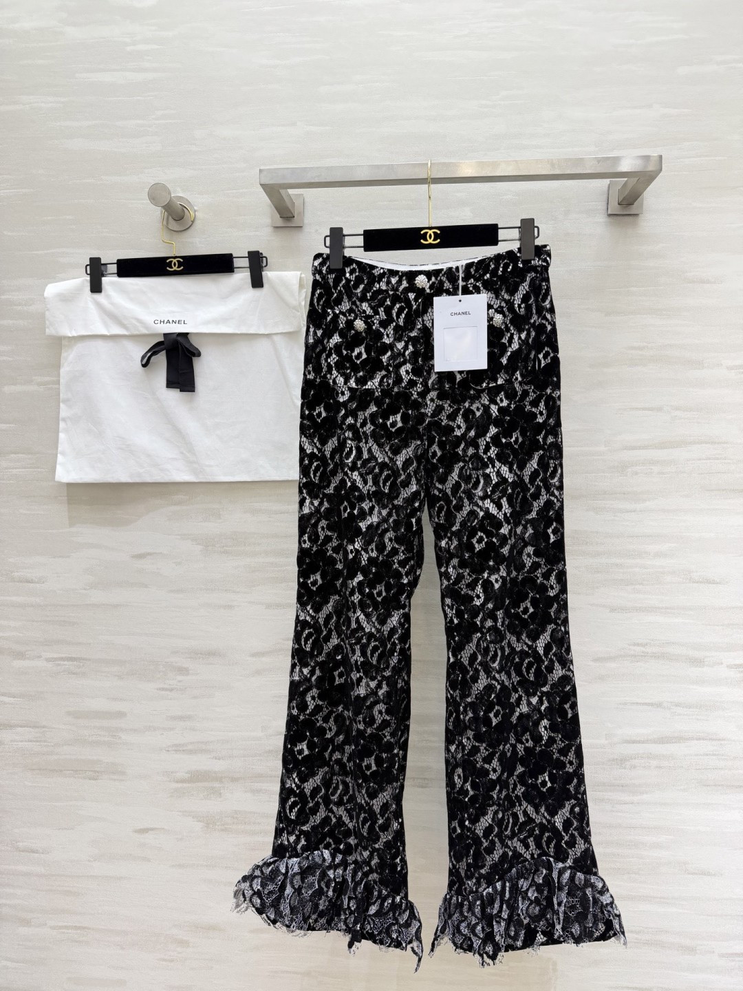 #CHANE♡²⁶黑白蕾丝喇叭裤 植绒蕾丝肌理 高级感满满 高腰微喇剪裁 修饰腿型显高挑 裤脚蕾丝花边 