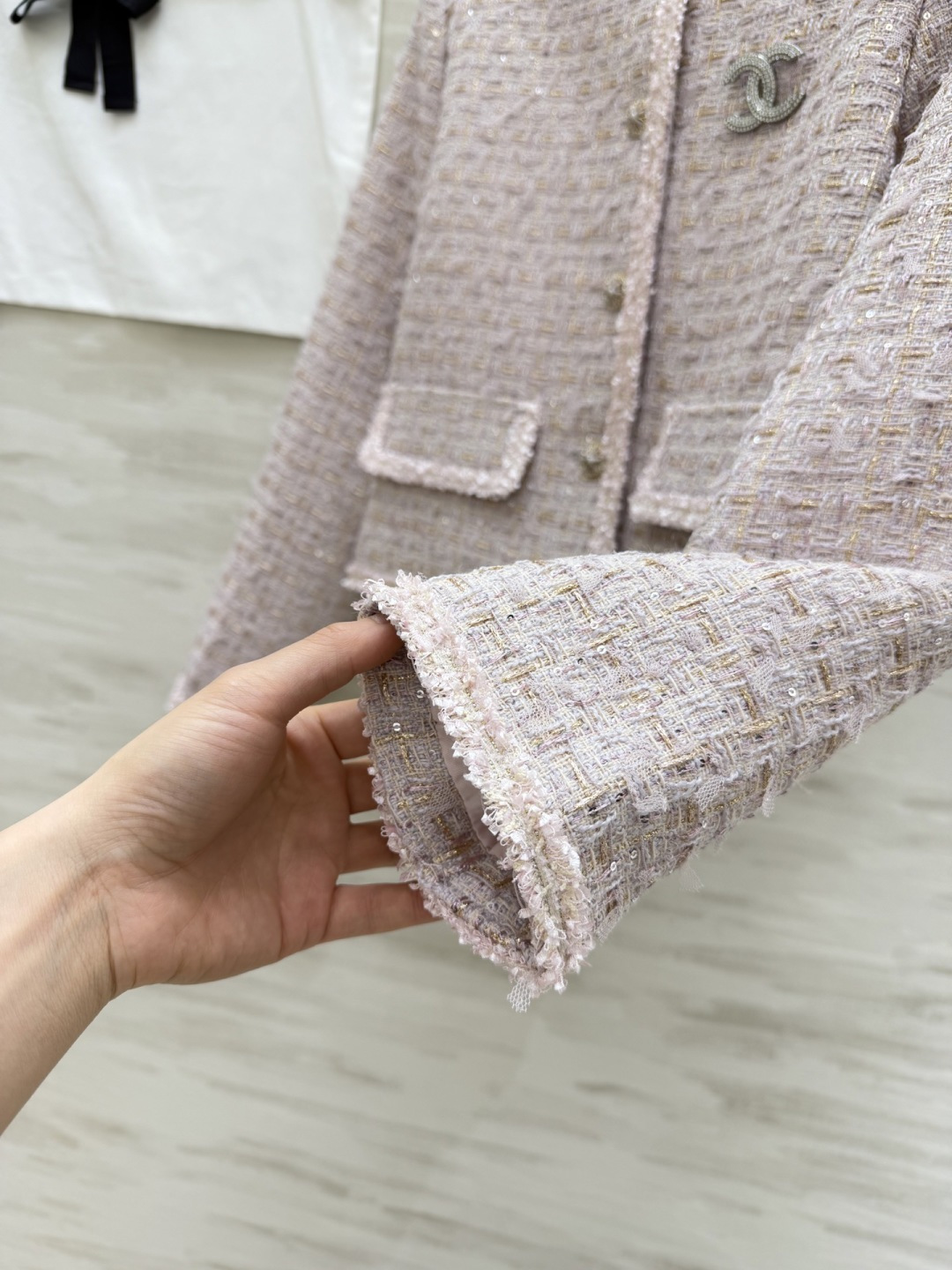 #Chane♡²⁶温柔千金风 亮片编织花呢外套 ✨ 把温柔与精致焊在身上 浅粉粗花呢自带柔光滤镜 毛边剪