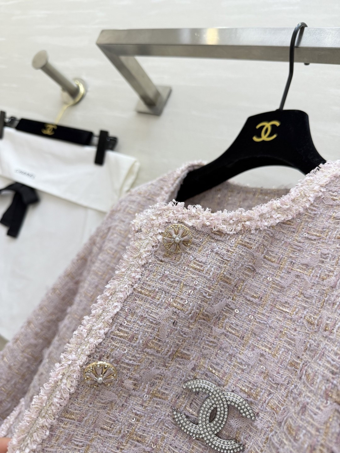 #Chane♡²⁶温柔千金风 亮片编织花呢外套 ✨ 把温柔与精致焊在身上 浅粉粗花呢自带柔光滤镜 毛边剪