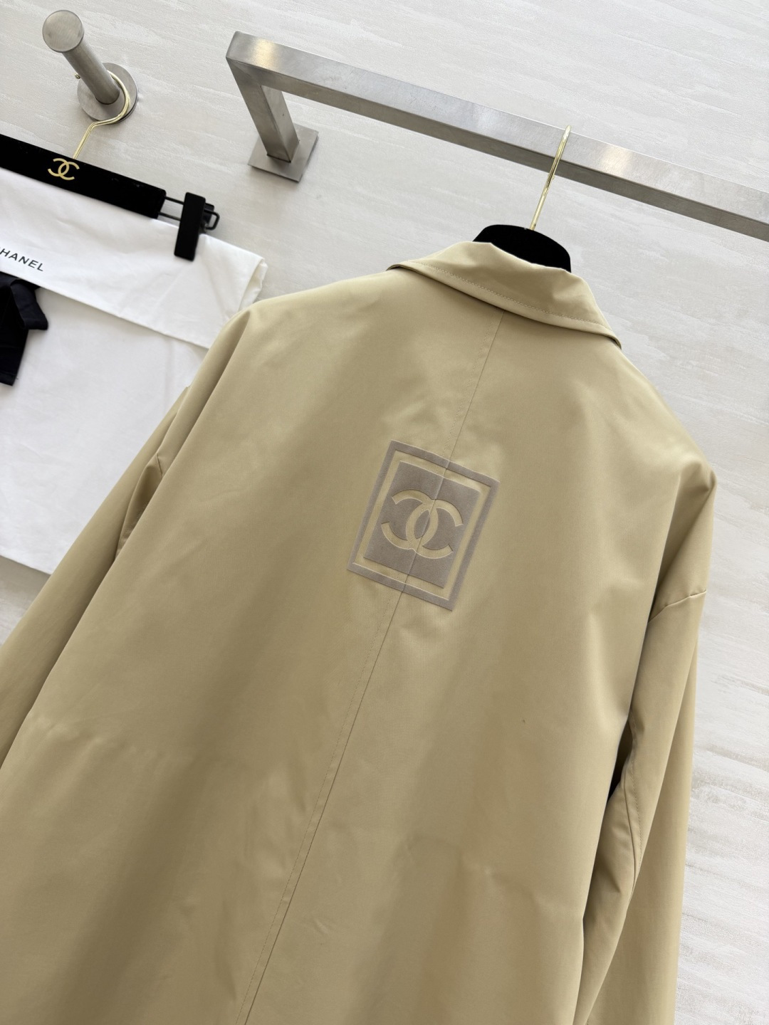 #Chane♡中古卡其色风衣 纯棉面料 内衬条纹设计质感挺阔又舒适 宽松版型 包容性强 适合多种身材！正