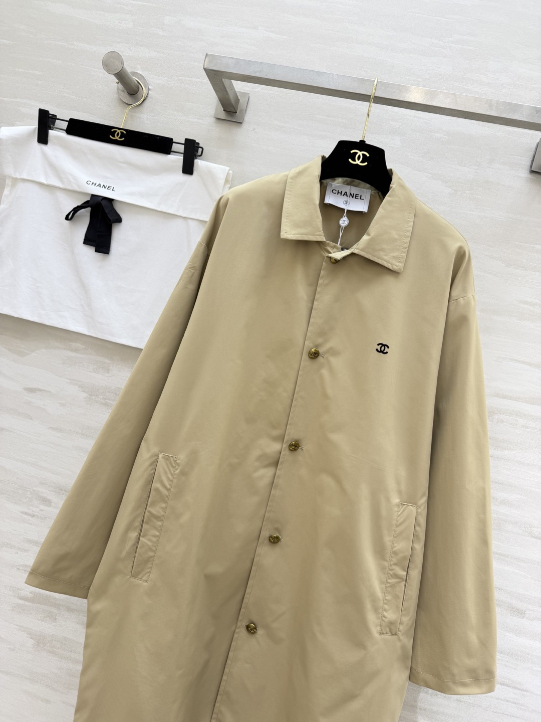 #Chane♡中古卡其色风衣 纯棉面料 内衬条纹设计质感挺阔又舒适 宽松版型 包容性强 适合多种身材！正