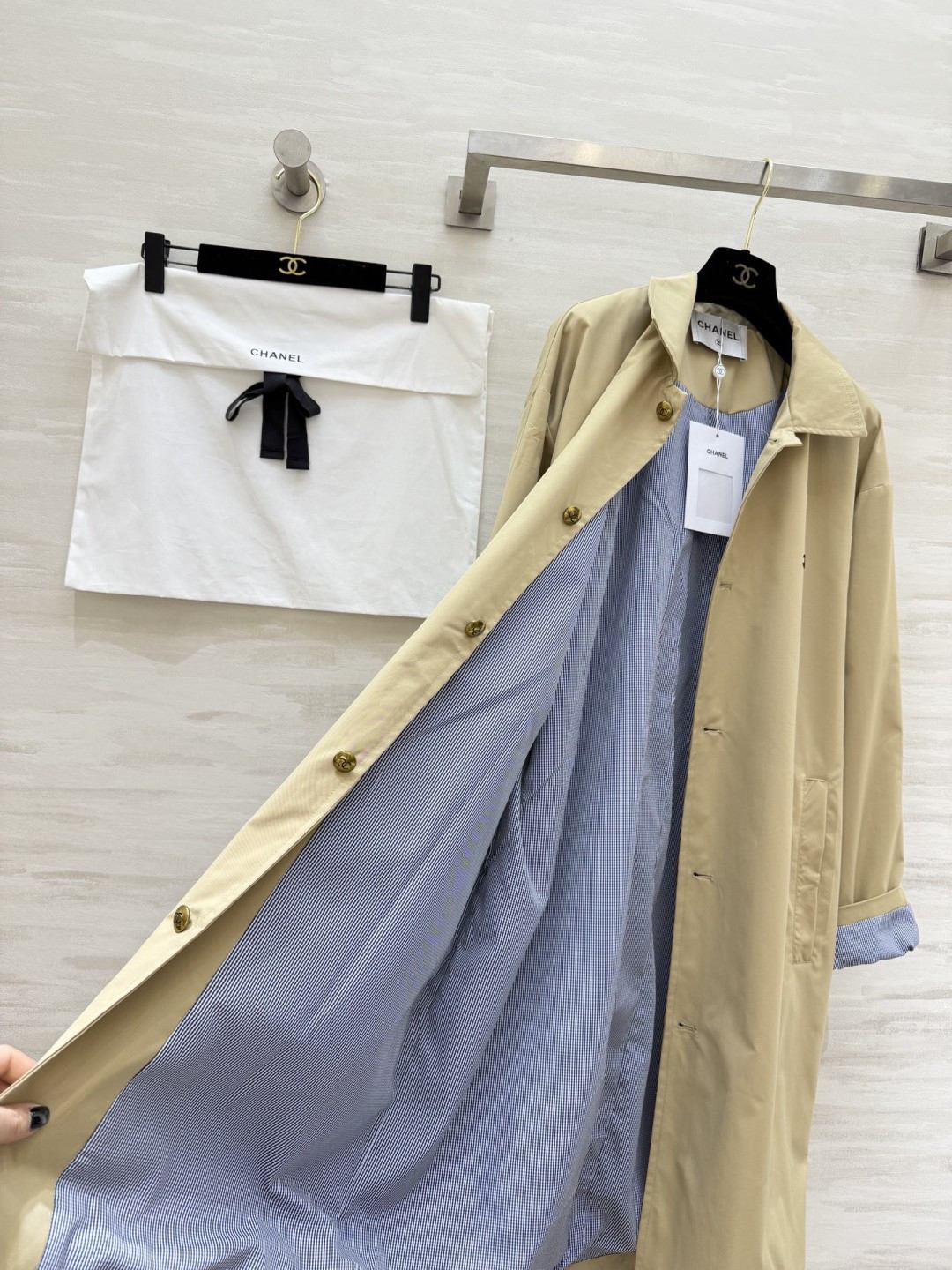 #Chane♡中古卡其色风衣 纯棉面料 内衬条纹设计质感挺阔又舒适 宽松版型 包容性强 适合多种身材！正