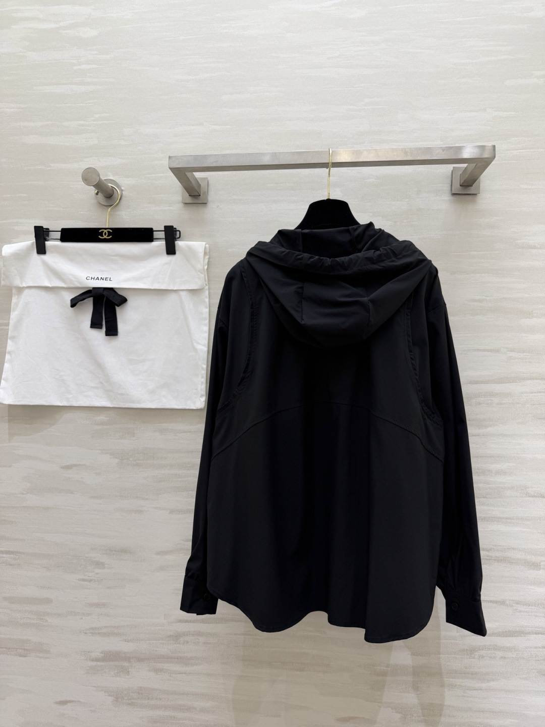 #CHANE♡²⁶早春限定✨连帽衬衫 黑白双色可选 经典双C细节藏满精致感 休闲通勤都能hold住 高级