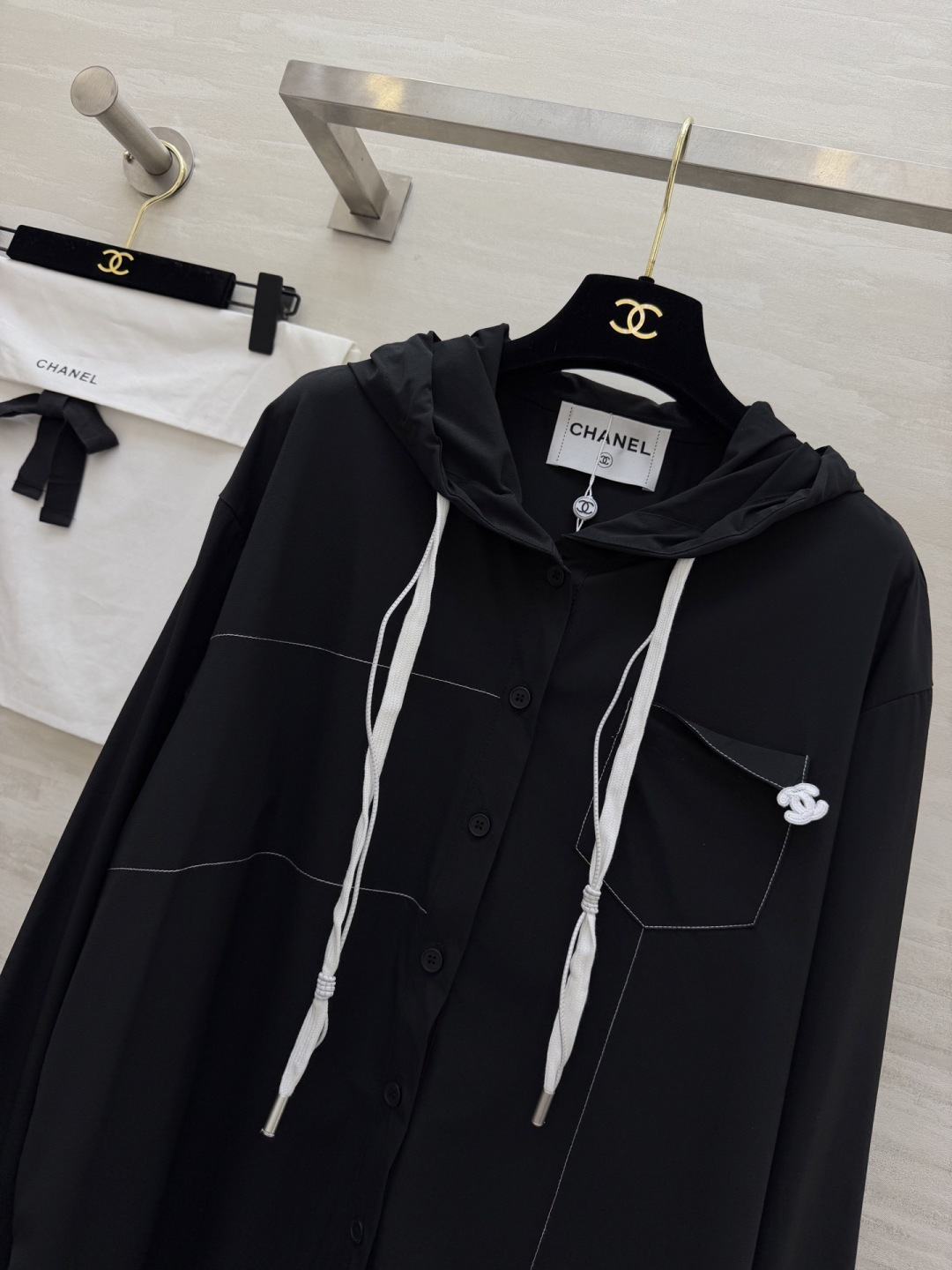 #CHANE♡²⁶早春限定✨连帽衬衫 黑白双色可选 经典双C细节藏满精致感 休闲通勤都能hold住 高级