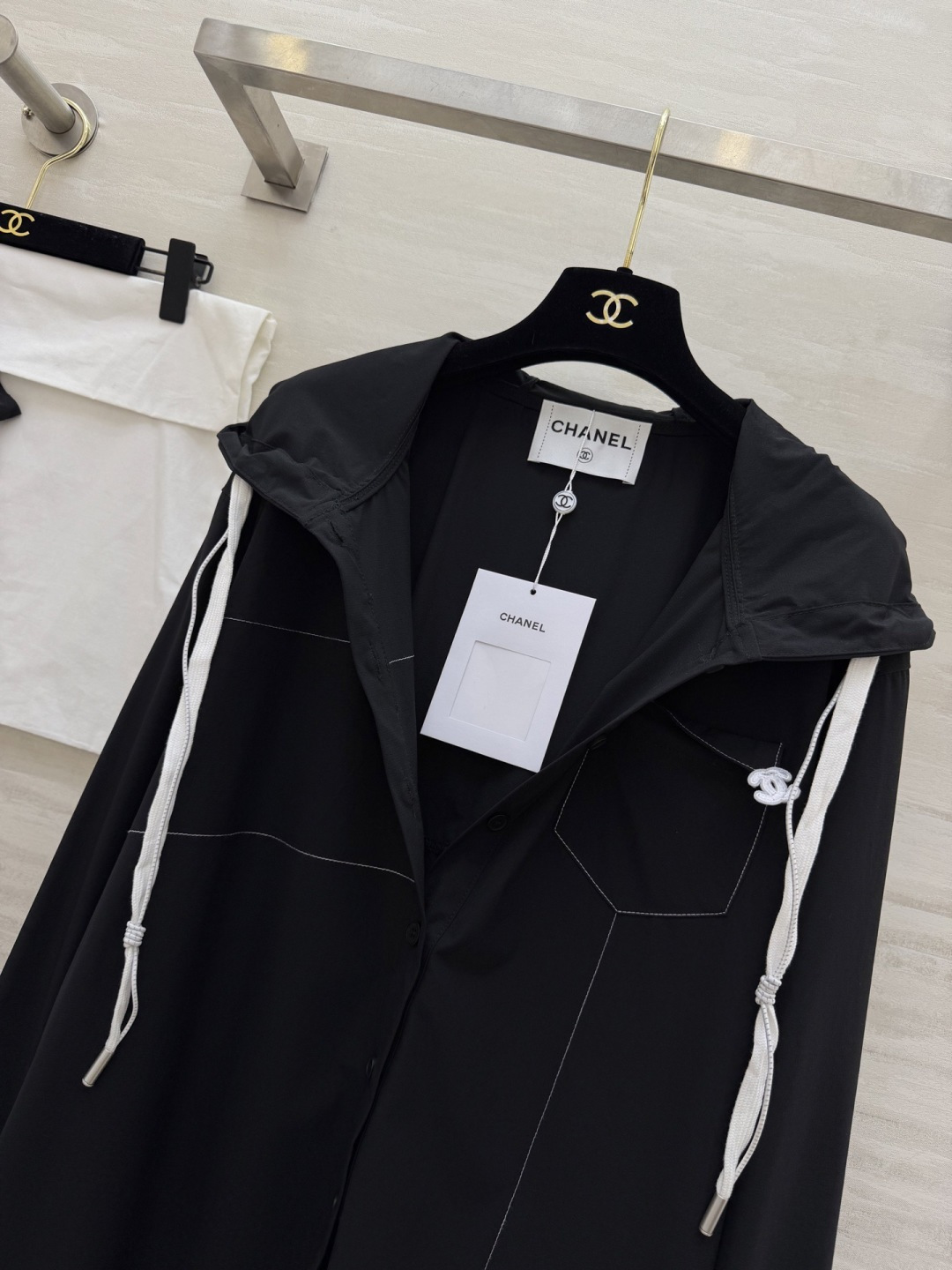 #CHANE♡²⁶早春限定✨连帽衬衫 黑白双色可选 经典双C细节藏满精致感 休闲通勤都能hold住 高级