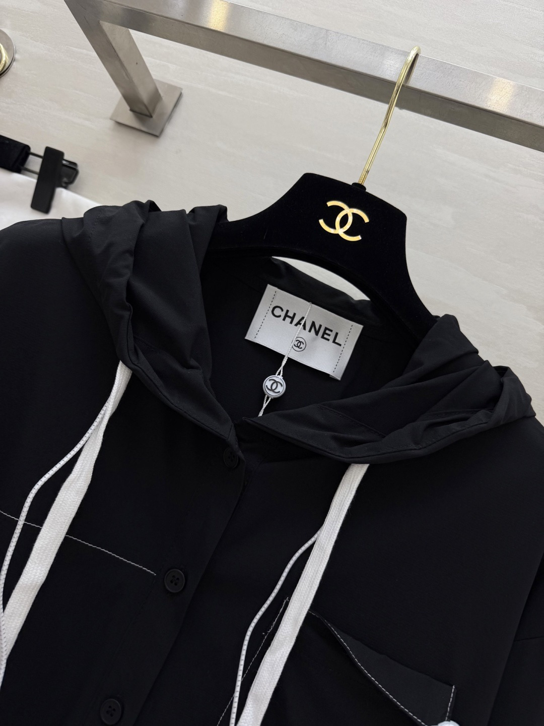 #CHANE♡²⁶早春限定✨连帽衬衫 黑白双色可选 经典双C细节藏满精致感 休闲通勤都能hold住 高级