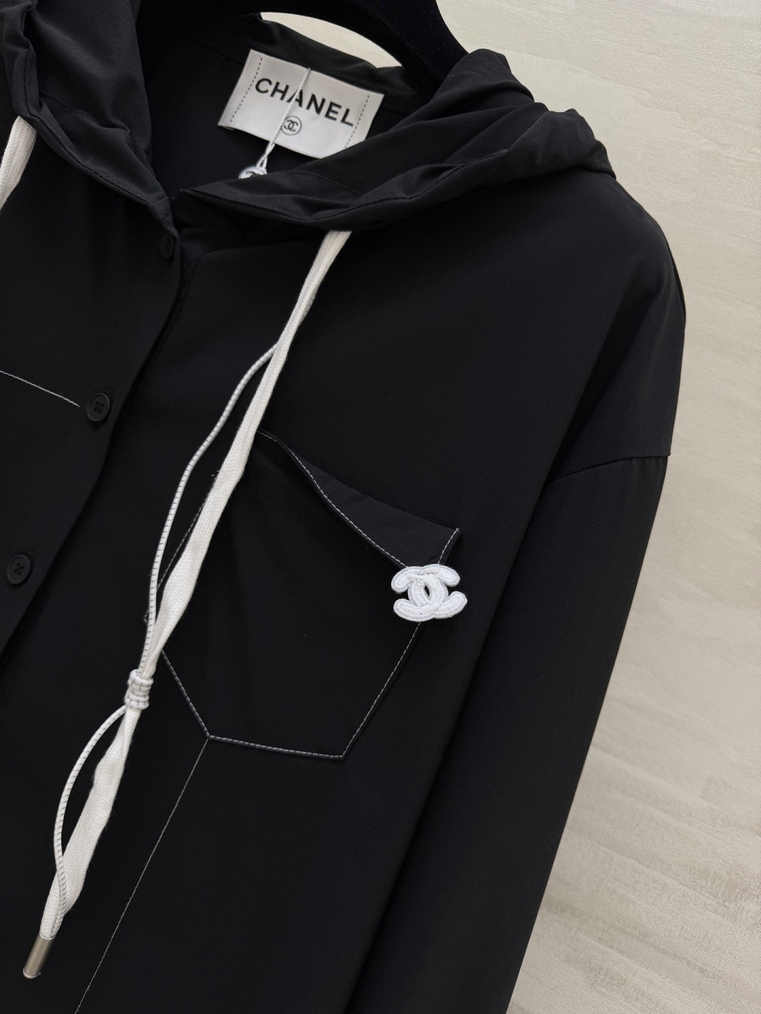 #CHANE♡²⁶早春限定✨连帽衬衫 黑白双色可选 经典双C细节藏满精致感 休闲通勤都能hold住 高级