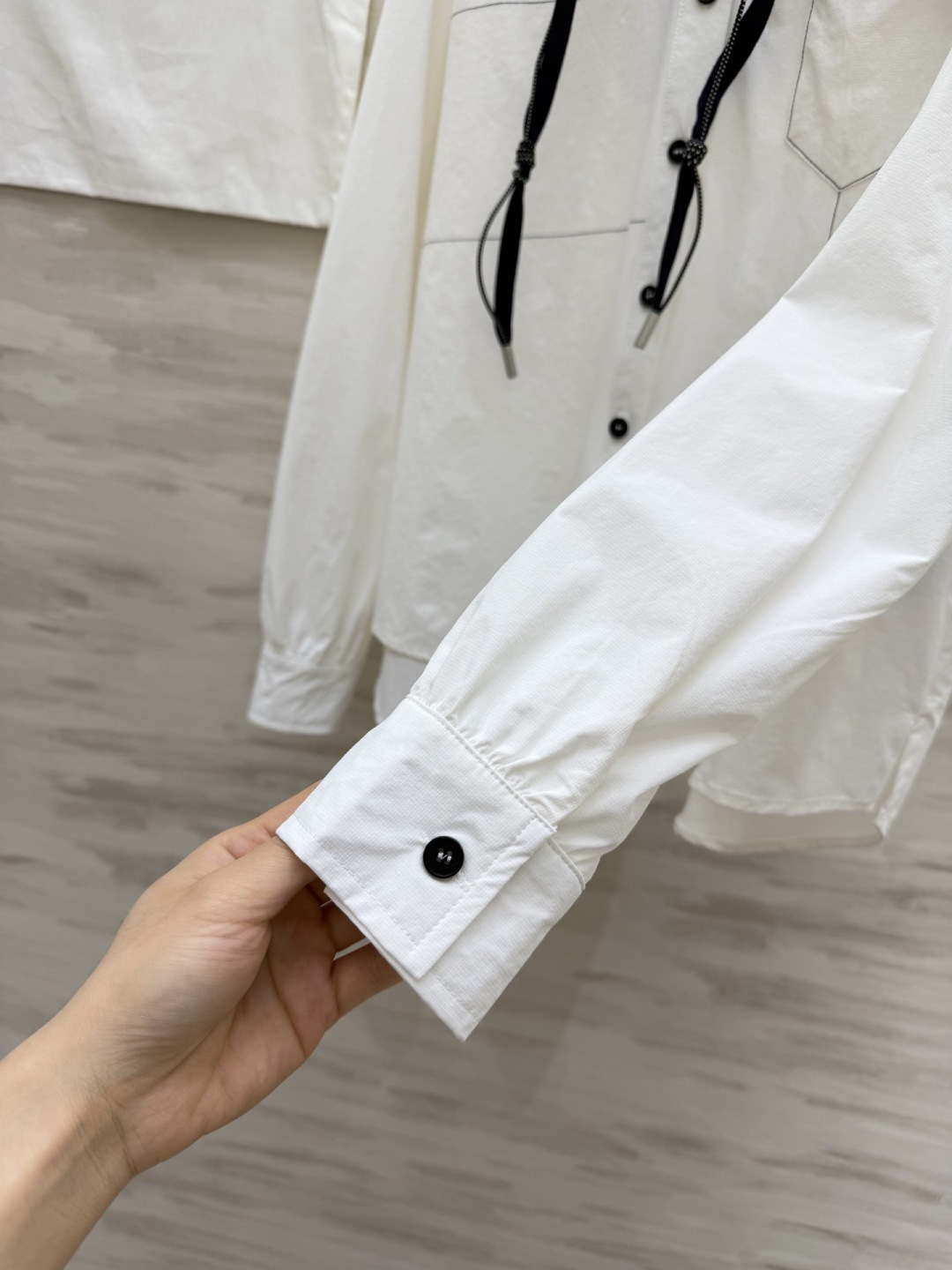 #CHANE♡²⁶早春限定✨连帽衬衫 黑白双色可选 经典双C细节藏满精致感 休闲通勤都能hold住 高级