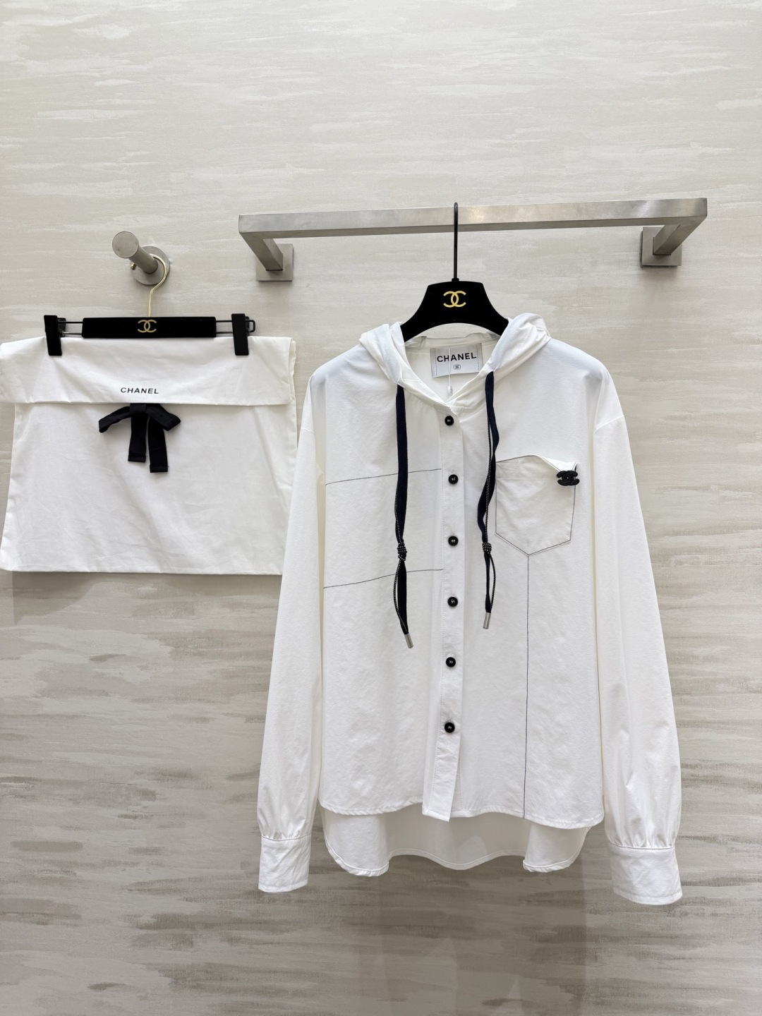 #CHANE♡²⁶早春限定✨连帽衬衫 黑白双色可选 经典双C细节藏满精致感 休闲通勤都能hold住 高级
