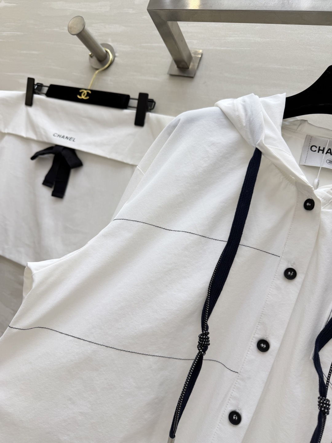 #CHANE♡²⁶早春限定✨连帽衬衫 黑白双色可选 经典双C细节藏满精致感 休闲通勤都能hold住 高级