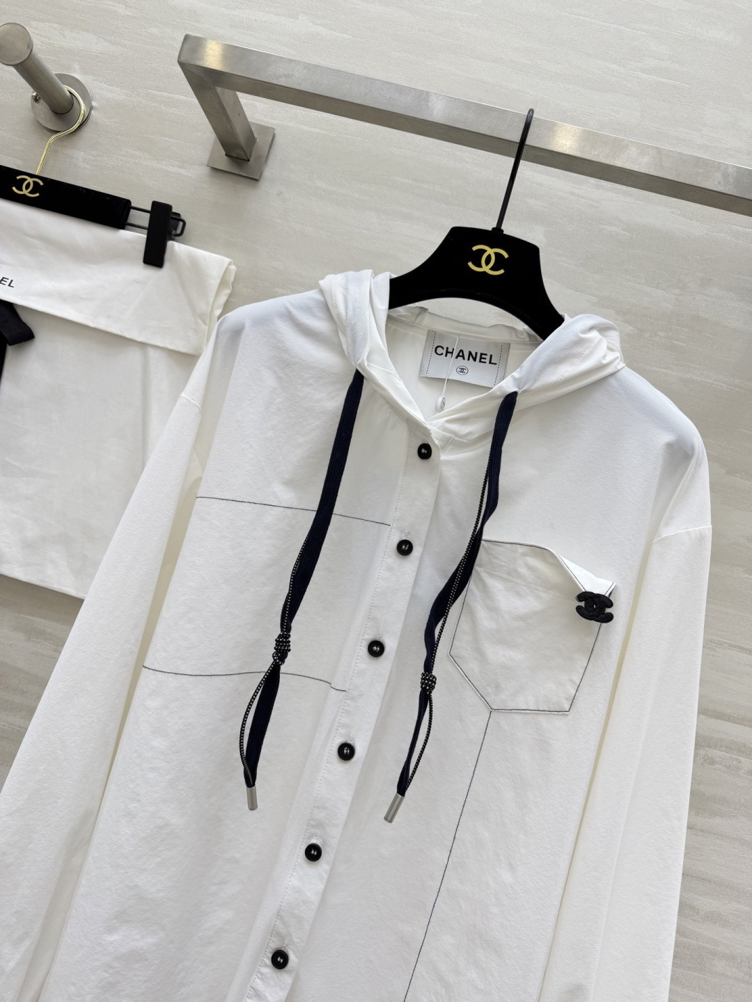 #CHANE♡²⁶早春限定✨连帽衬衫 黑白双色可选 经典双C细节藏满精致感 休闲通勤都能hold住 高级