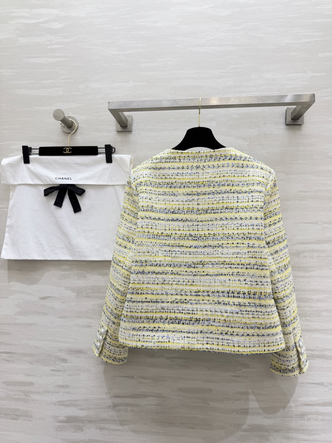 #Chane♡²⁶高定系列 黄蓝混色粗花呢外套 法式轻奢和春日元气焊在了一起💛💙 经典圆领复古又利落 自