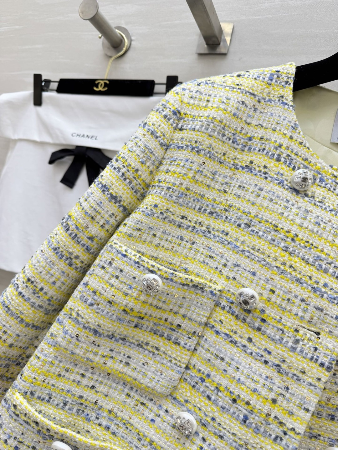 #Chane♡²⁶高定系列 黄蓝混色粗花呢外套 法式轻奢和春日元气焊在了一起💛💙 经典圆领复古又利落 自