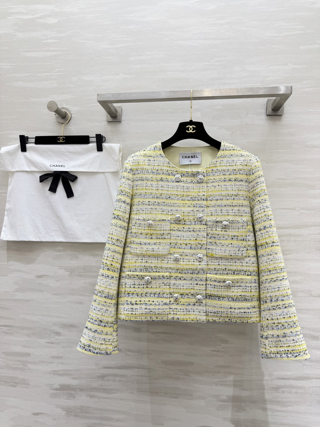 #Chane♡²⁶高定系列 黄蓝混色粗花呢外套 法式轻奢和春日元气焊在了一起💛💙 经典圆领复古又利落 自