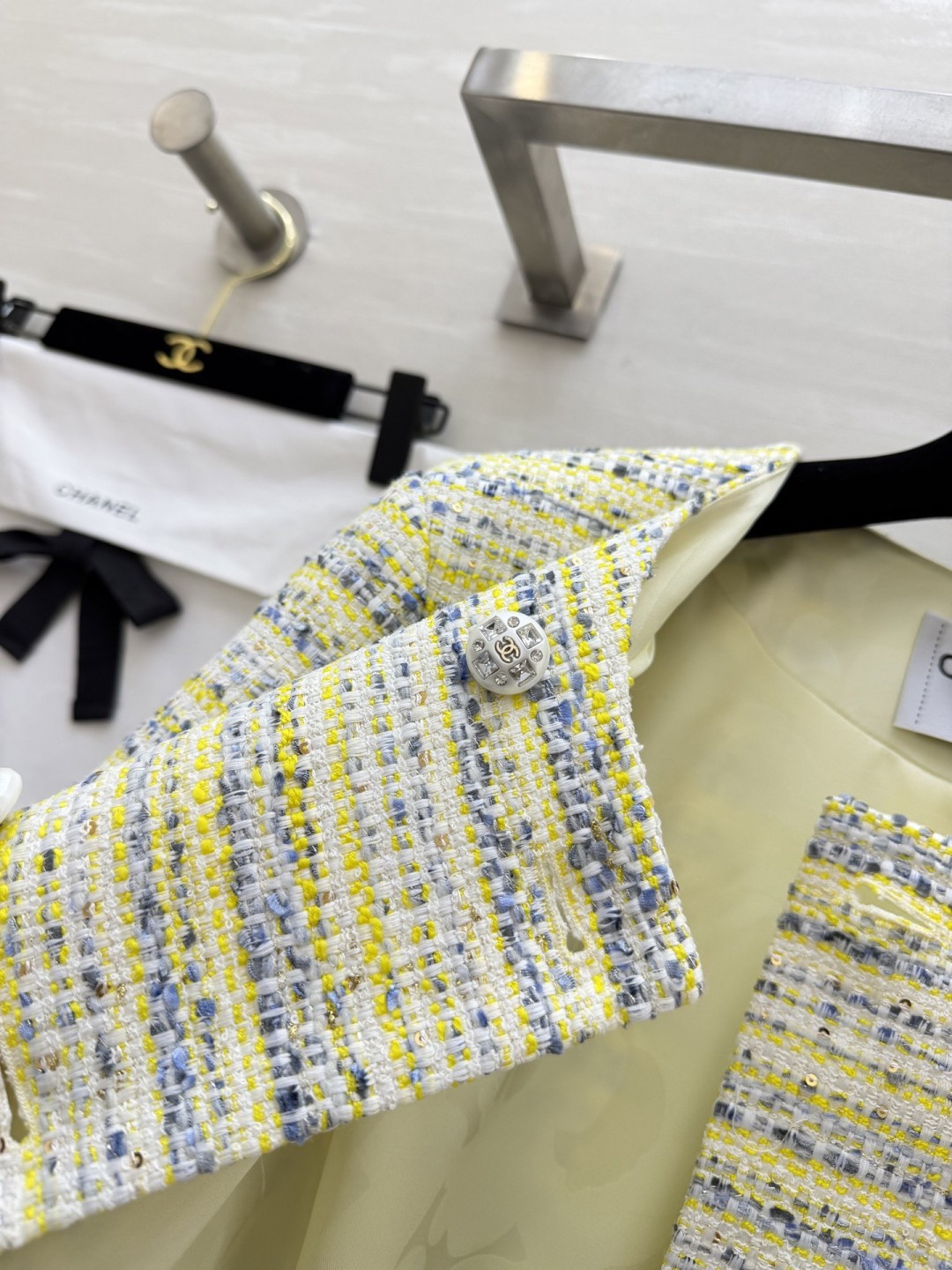 #Chane♡²⁶高定系列 黄蓝混色粗花呢外套 法式轻奢和春日元气焊在了一起💛💙 经典圆领复古又利落 自