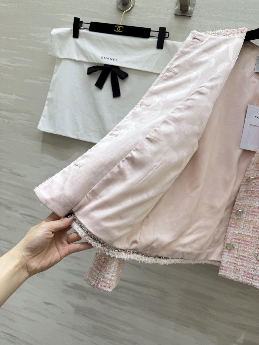 #Chane♡²⁶新款✨ 粉雾温柔粉白粗花呢外套 自带柔光滤镜💫 经典版型显高又显贵 随便搭都好看，是春