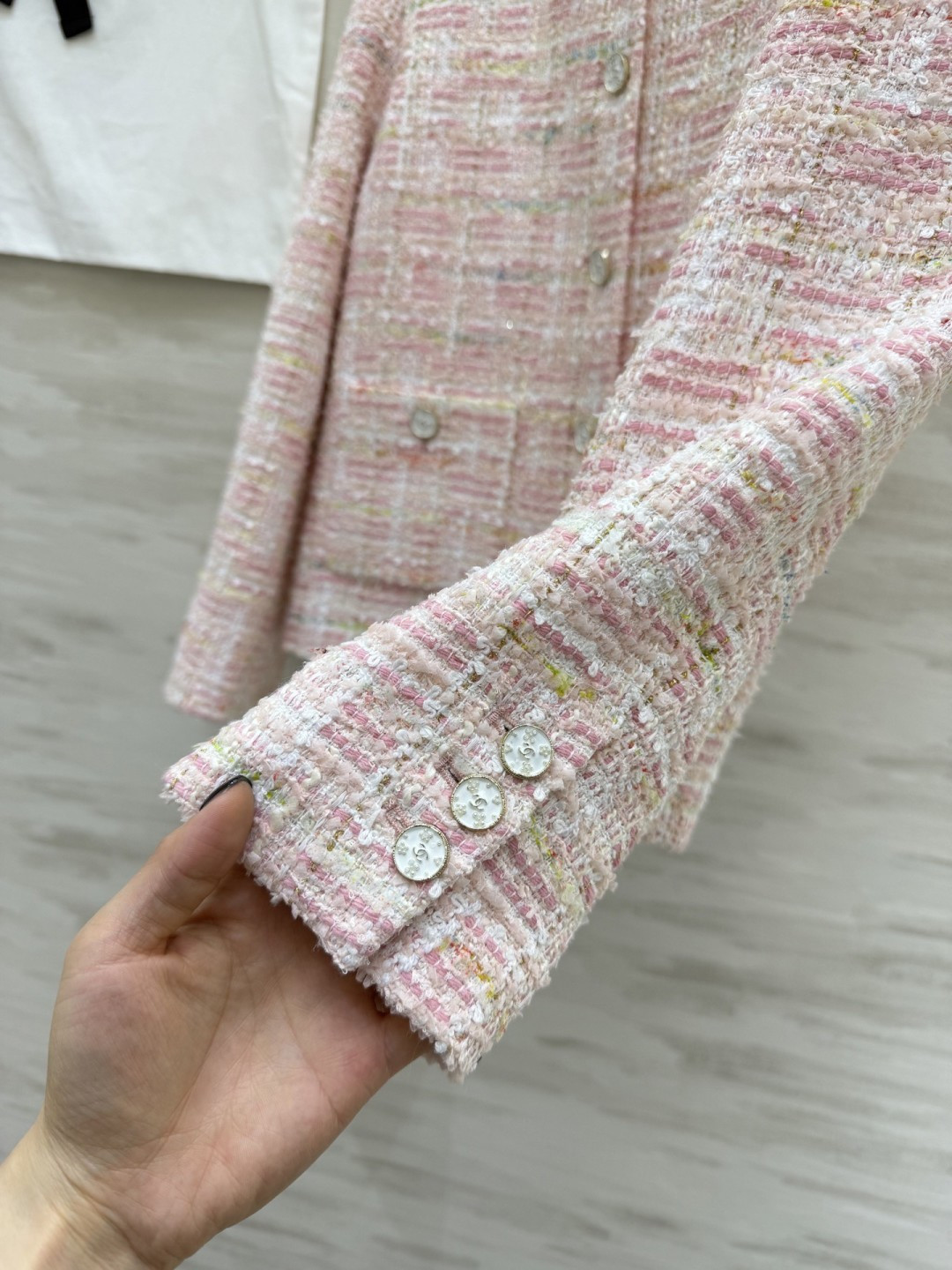 #Chane♡²⁶新款✨ 粉雾温柔粉白粗花呢外套 自带柔光滤镜💫 经典版型显高又显贵 随便搭都好看，是春