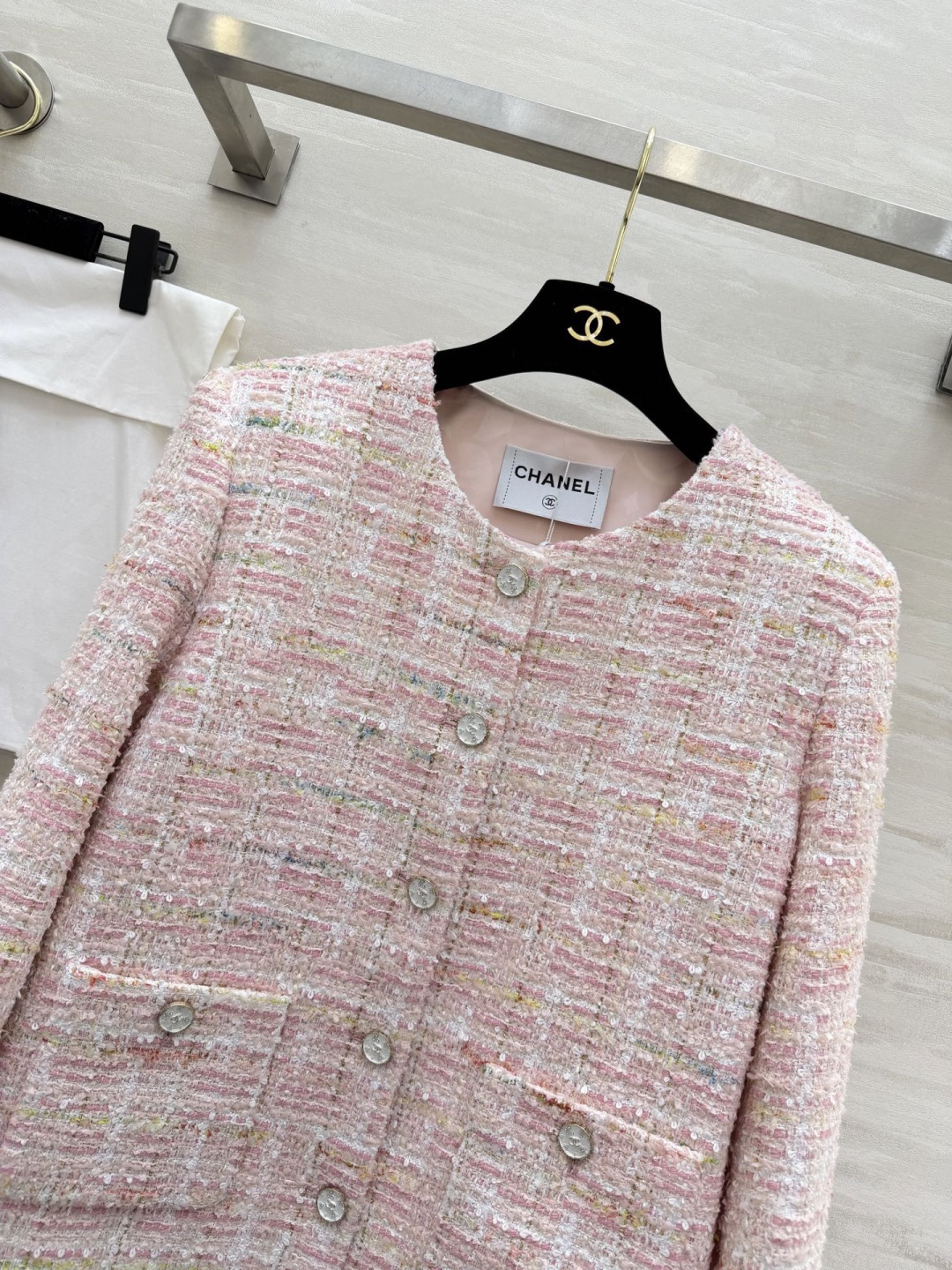 #Chane♡²⁶新款✨ 粉雾温柔粉白粗花呢外套 自带柔光滤镜💫 经典版型显高又显贵 随便搭都好看，是春