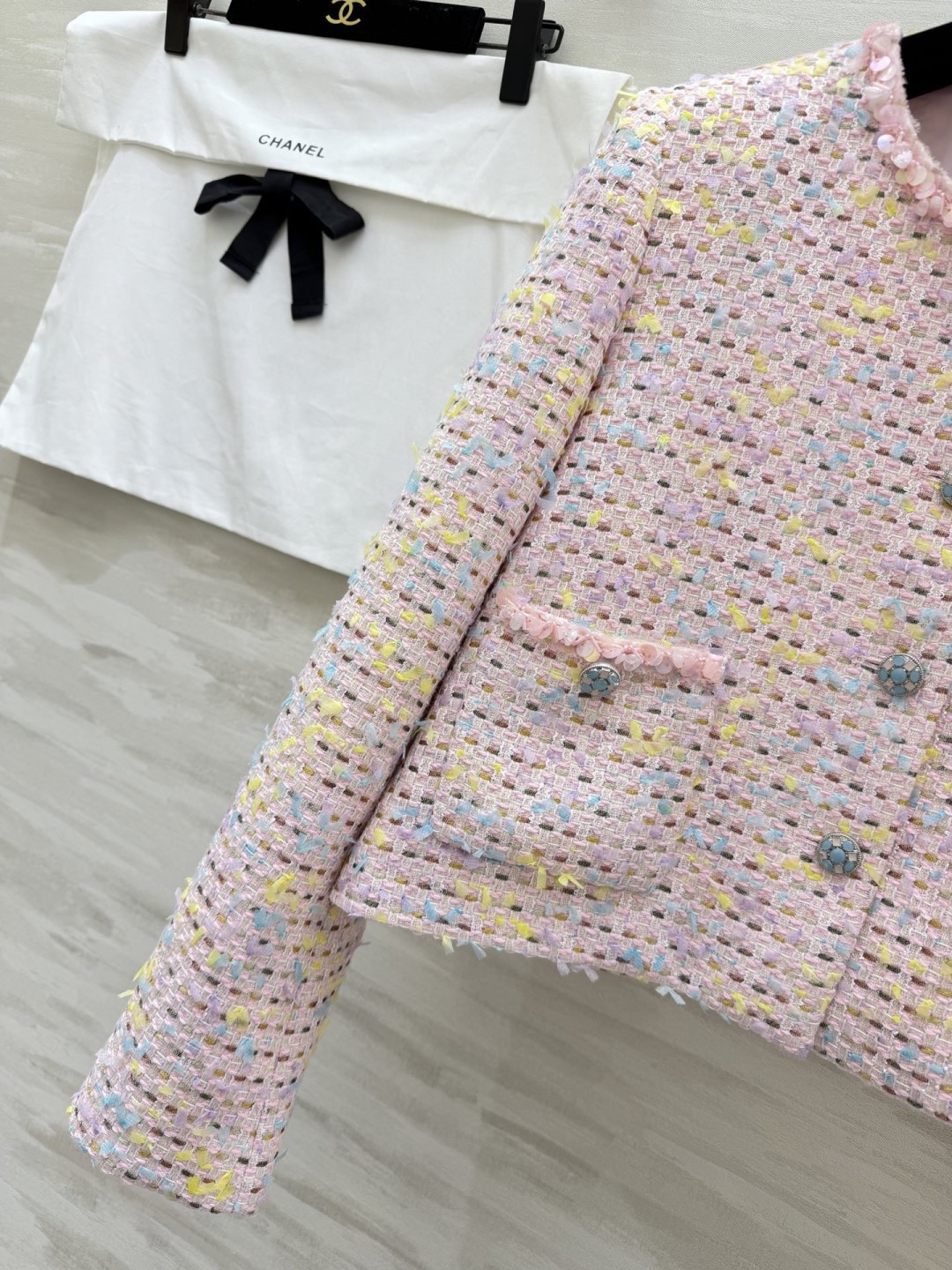 #Chane♡²⁶新款粉彩粗花呢小香风外套 把春天穿在身上 混色纱线 重工珠片点缀细节显贵奢华 甜美又不