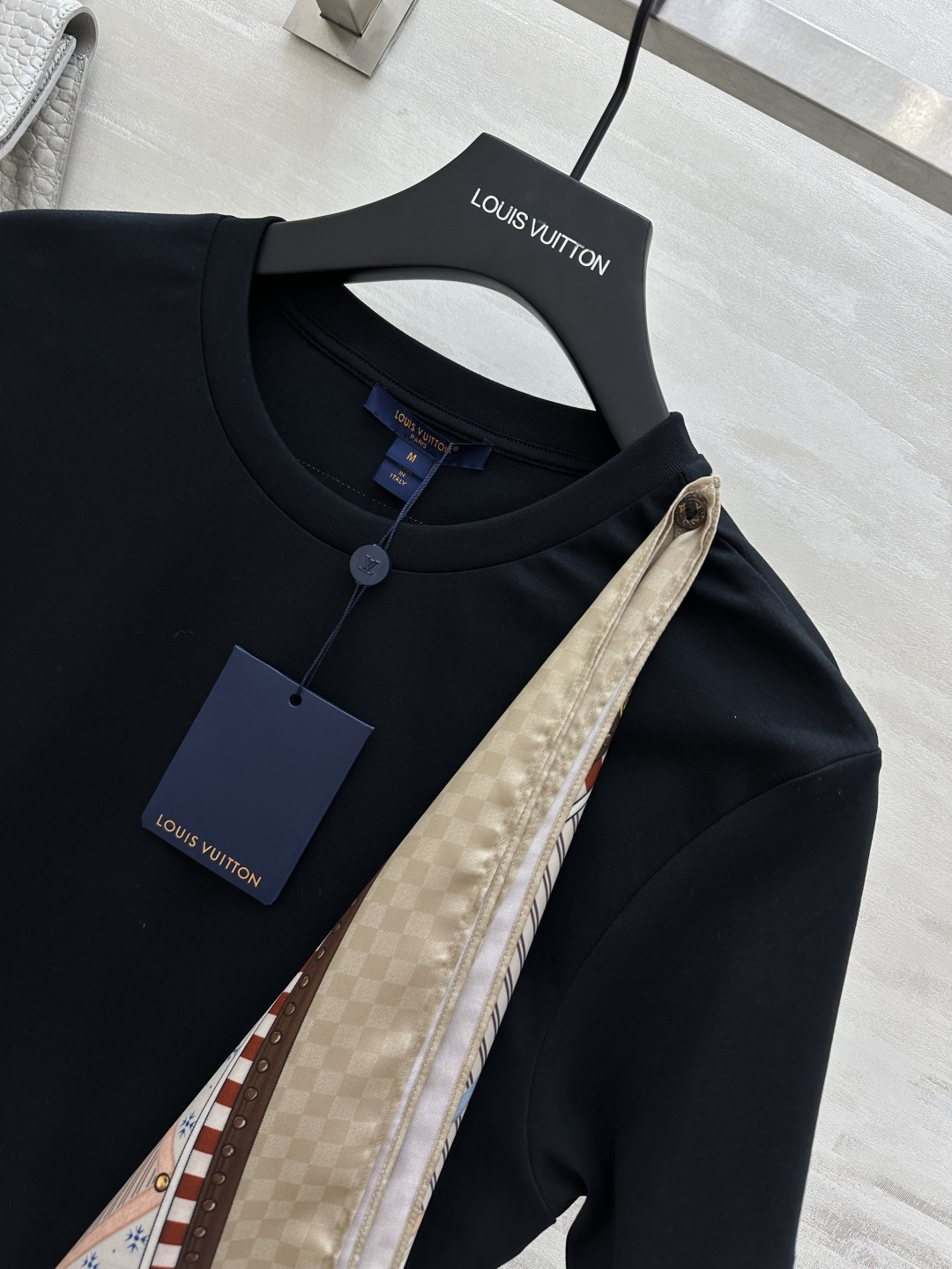 🖤LVvv可拆丝巾拼接黑T｜一件穿出N种风格 丝巾可拆设计！穿法自由切换！系上复古氛围感拉满 通勤约会都