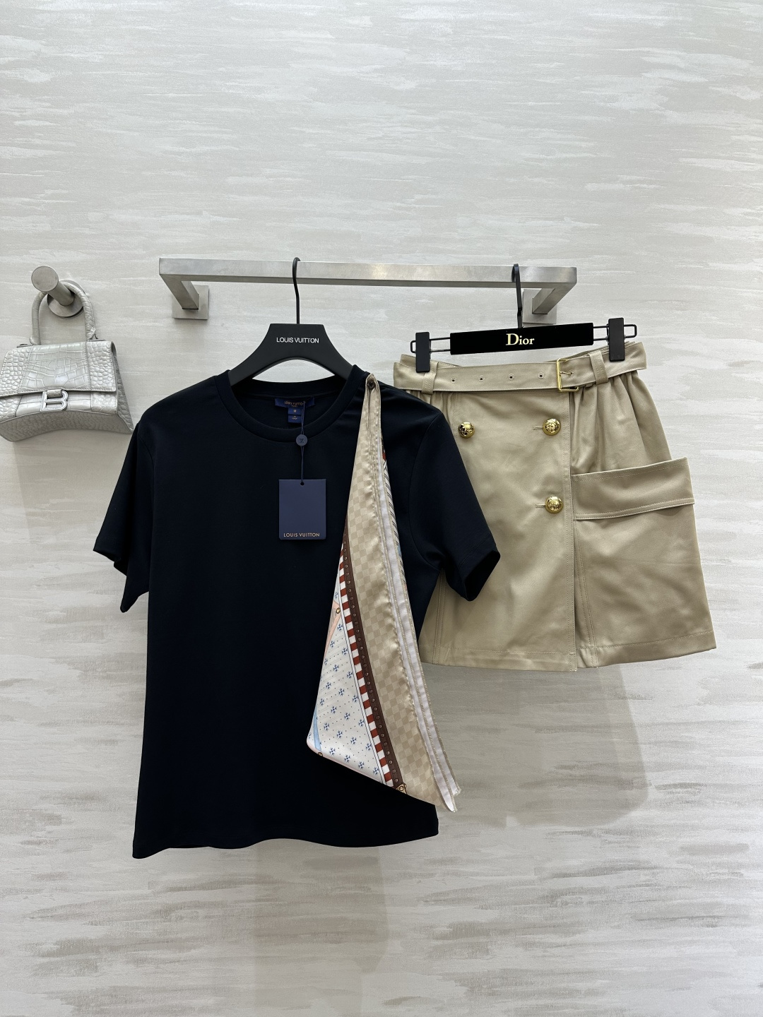 🖤LVvv可拆丝巾拼接黑T｜一件穿出N种风格 丝巾可拆设计！穿法自由切换！系上复古氛围感拉满 通勤约会都